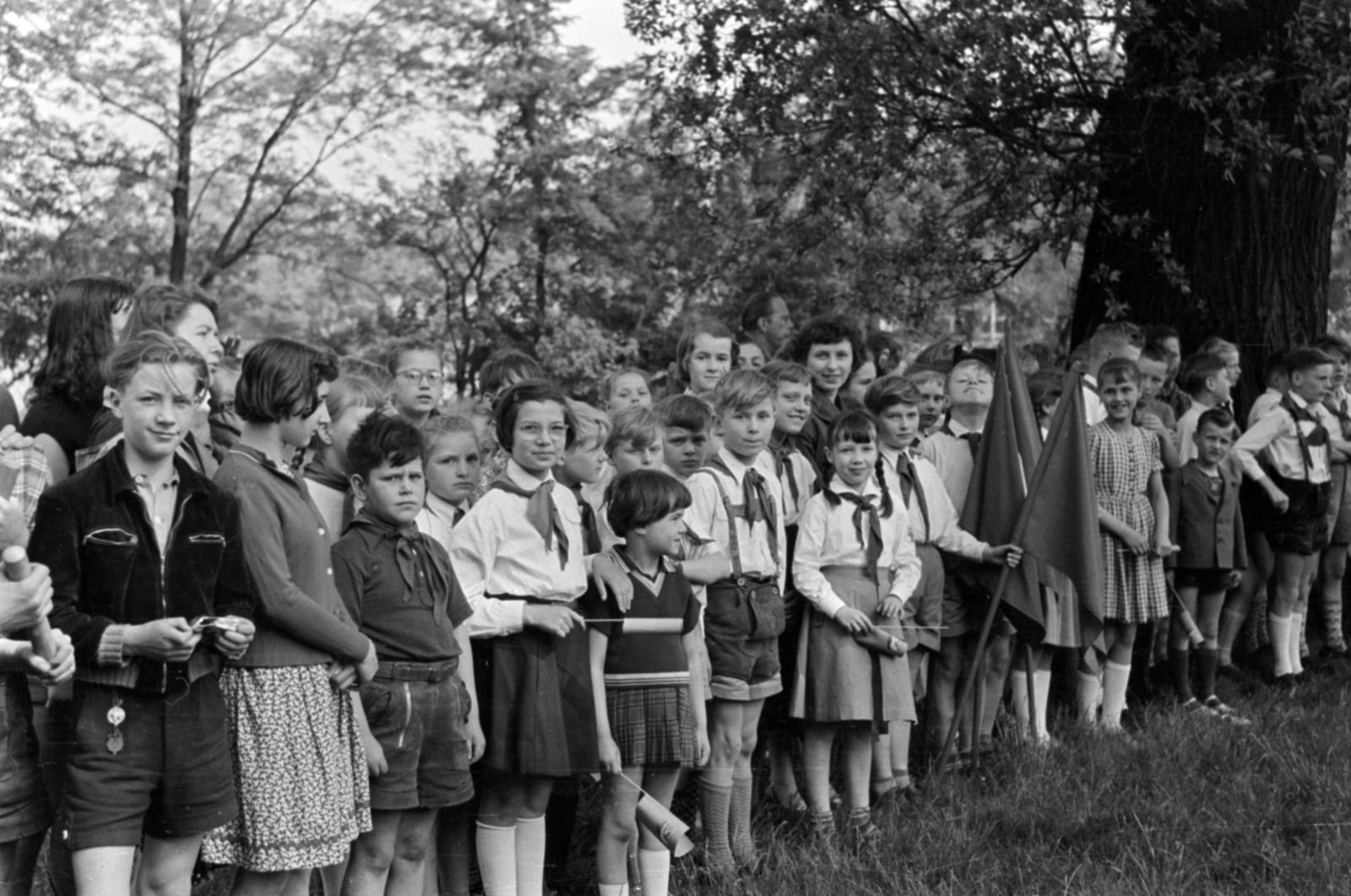 Németország, Berlin, Kelet-Berlin, Neue Krugallee 31., a 3. Grundschule Bezirk Treptow (Treptow kerületi 3. sz. általános iskola) úttörői a Plänterwald parkban., 1958, Sattler Katalin, NDK, Kelet-Berlin, Fortepan #171263