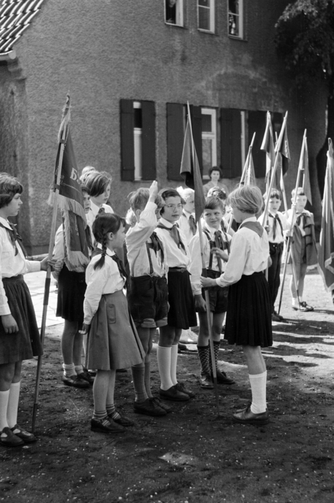 Germany, Berlin, Kelet-Berlin, Neue Krugallee 31., a 3. Grundschule Bezirk Treptow (Treptow kerületi 3. sz. általános iskola) úttörői a Plänterwald parkban., 1958, Sattler Katalin, GDR, Fortepan #171265