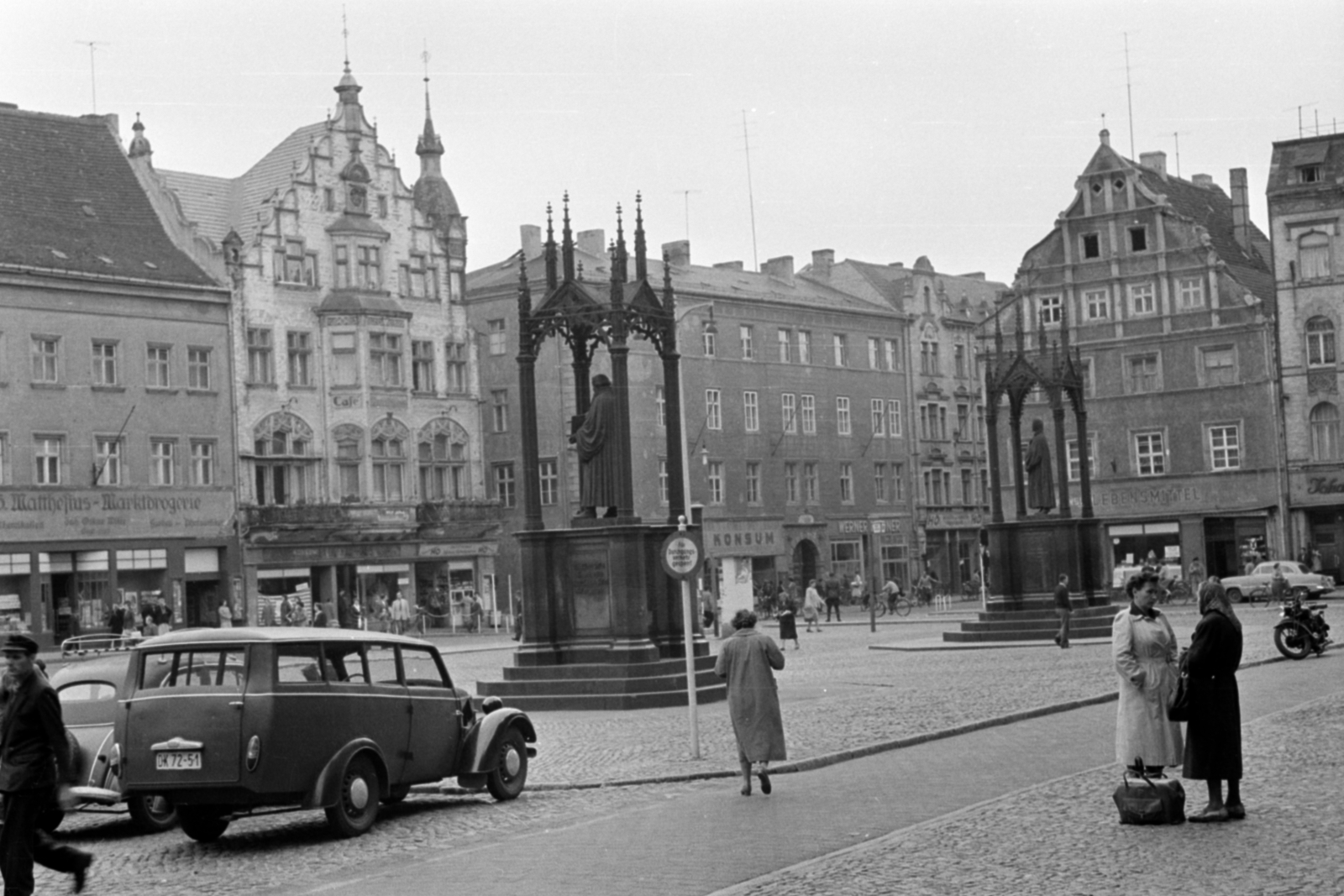 Germany, Lutherstadt Wittenberg, Marktplatz, Luther Márton és Melanchthon Fülöp emlékműve a Városháza felől nézve., 1958, Sattler Katalin, GDR, monument, Martin Luther-portrayal, Fortepan #171268