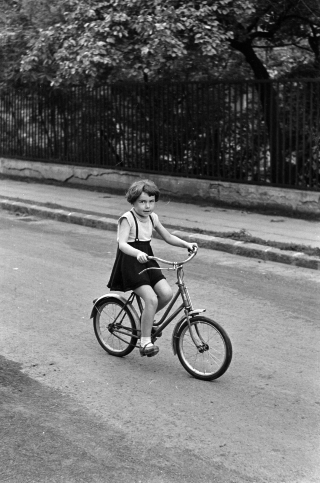 Hungary, Budapest II., Lupény utca, háttérben a 2-4. számú telek kerítése., 1958, Sattler Katalin, Budapest, girl, bicycle, Fortepan #171270