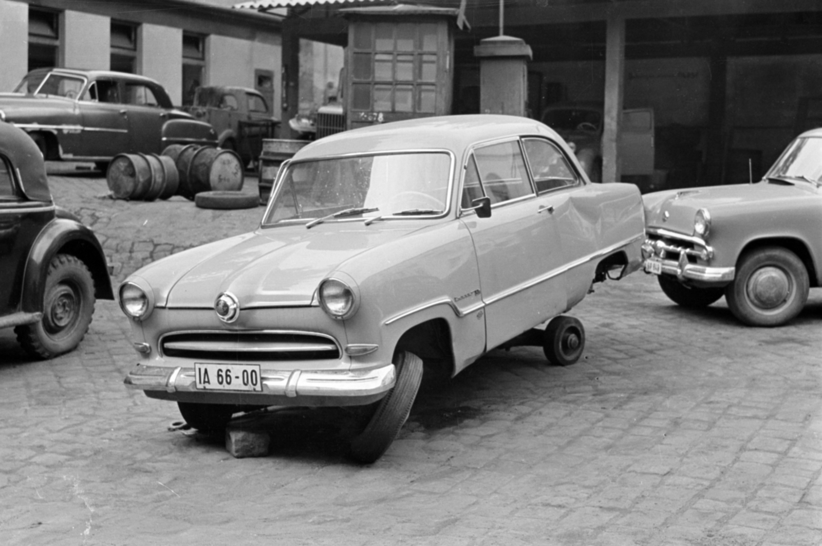 Magyarország, az 1958. június 26-i „Balesetmentes nap”-on a Nefelejcs utca - István (Landler Jenő) utca kereszteződésében a 78-as trolibusszal karambolozott Ford Taunus 15M személygépkocsi., 1958, Sattler Katalin, Moszkvics-márka, Ford-márka, Chevrolet-márka, rendszám, Fortepan #171272