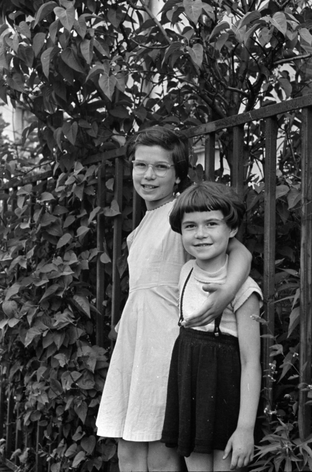 Hungary, Budapest II., a felvétel a Lupény utca 1/a-b előtt készült., 1958, Sattler Katalin, Budapest, girls, brothers, Fortepan #171274