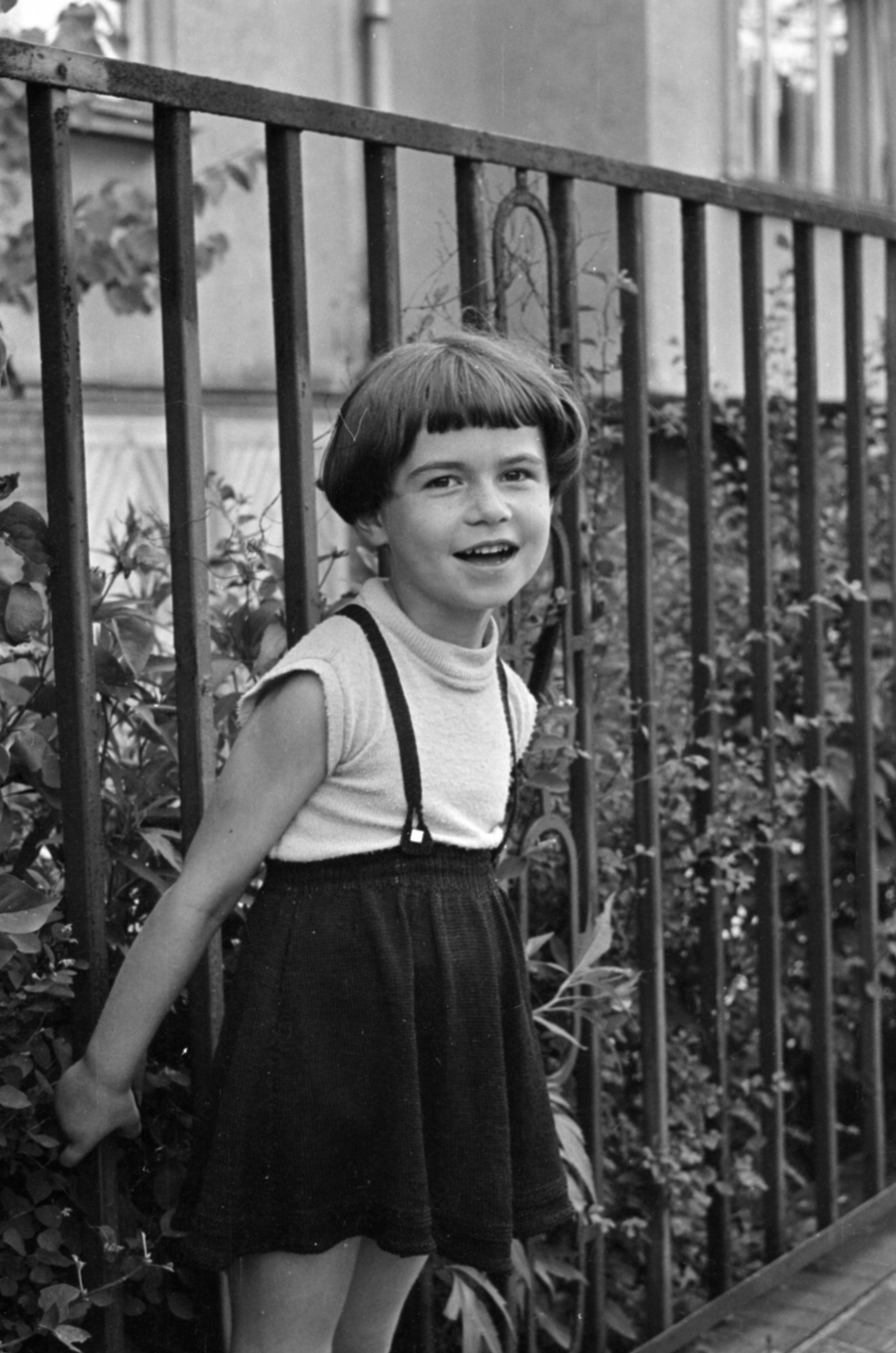 Hungary, Budapest II., a felvétel a Lupény utca 1/a-b előtt készült., 1958, Sattler Katalin, Budapest, girl, fence, Fortepan #171275