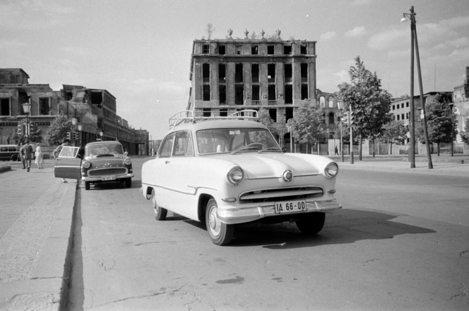 Németország, Berlin, Kelet-Berlin, Wilhelmstrasse az Unter den Linden kereszteződése előtt., 1958, Sattler Katalin, Opel-márka, Ford-márka, NDK, Kelet-Berlin, Fortepan #171282