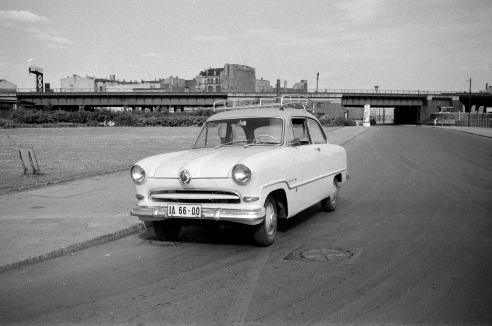 Németország, Berlin, Kelet-Berlin, Rolandufer az Alexanderstrasse felé nézve, szemben a Janowitzbrücke állomás felé tartó vasútvonal, jobb szélen a Spree folyóra néző korlát., 1958, Sattler Katalin, Ford-márka, NDK, rendszám, Ford Taunus P1, Fortepan #171283