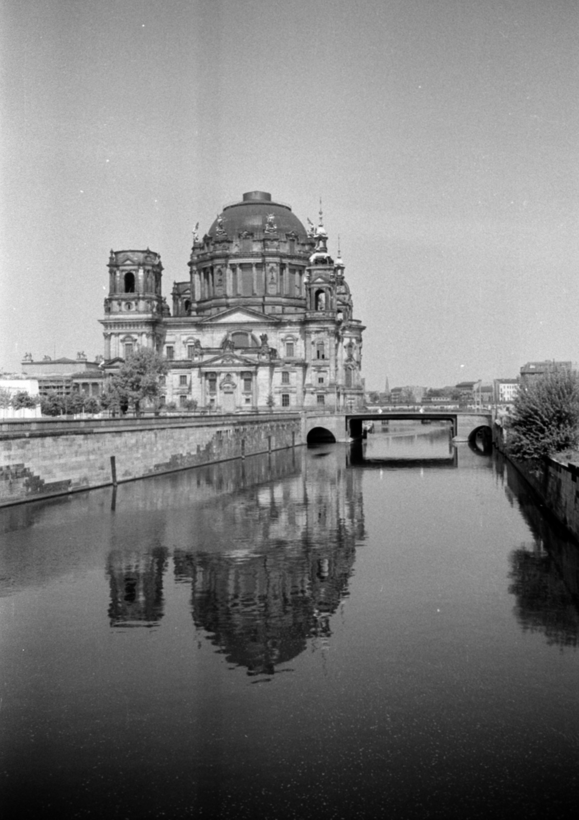 Németország, Berlin, Kelet-Berlin, kilátás a Rathausbrückéről a Spree folyó és Liebknechtbrücke felé, balra a Múzeum-szigeten a Berlini dóm., 1958, Sattler Katalin, NDK, Kelet-Berlin, Fortepan #171284