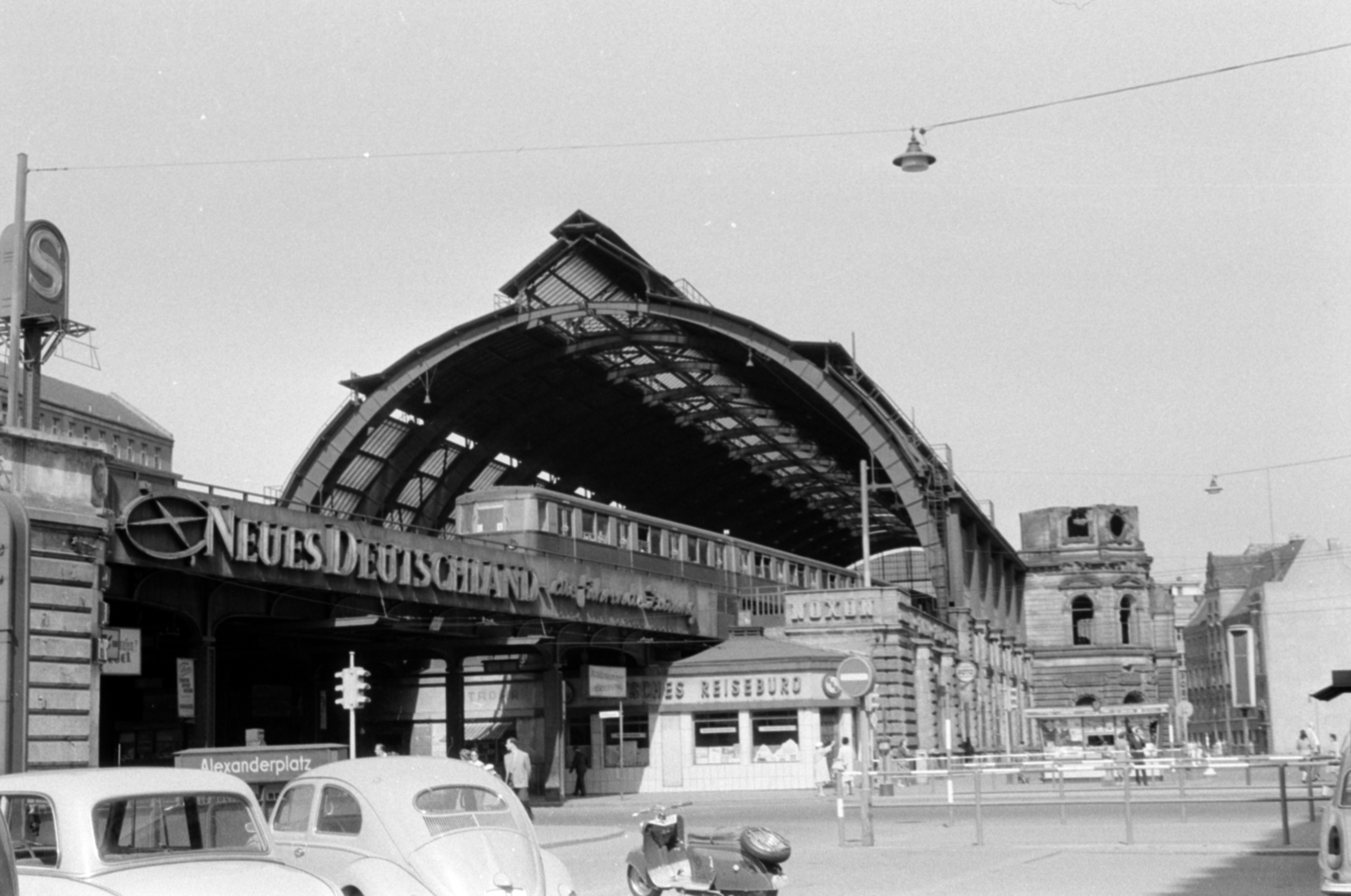 Németország, Berlin, Kelet-Berlin, az Alexanderplatz pályaudvar., 1958, Sattler Katalin, NDK, Kelet-Berlin, Volkswagen Bogár, AWZ-márka, robogó, Fortepan #171285