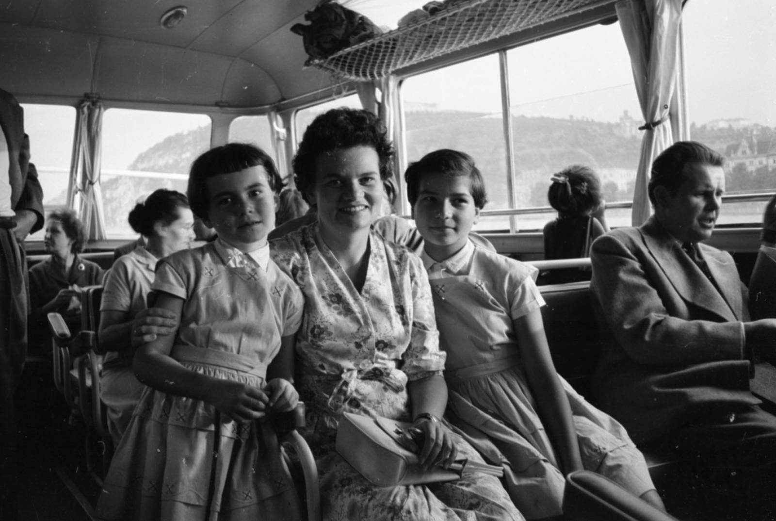 Hungary, Budapest V., a Leányfalu vízibusz a Vigadó téri hajóállomáson, háttérben a Gellért-hegy., 1958, Sattler Katalin, Budapest, mother, girls, cabin, DYJE/Földvár/Leányfalu ship, Fortepan #171295