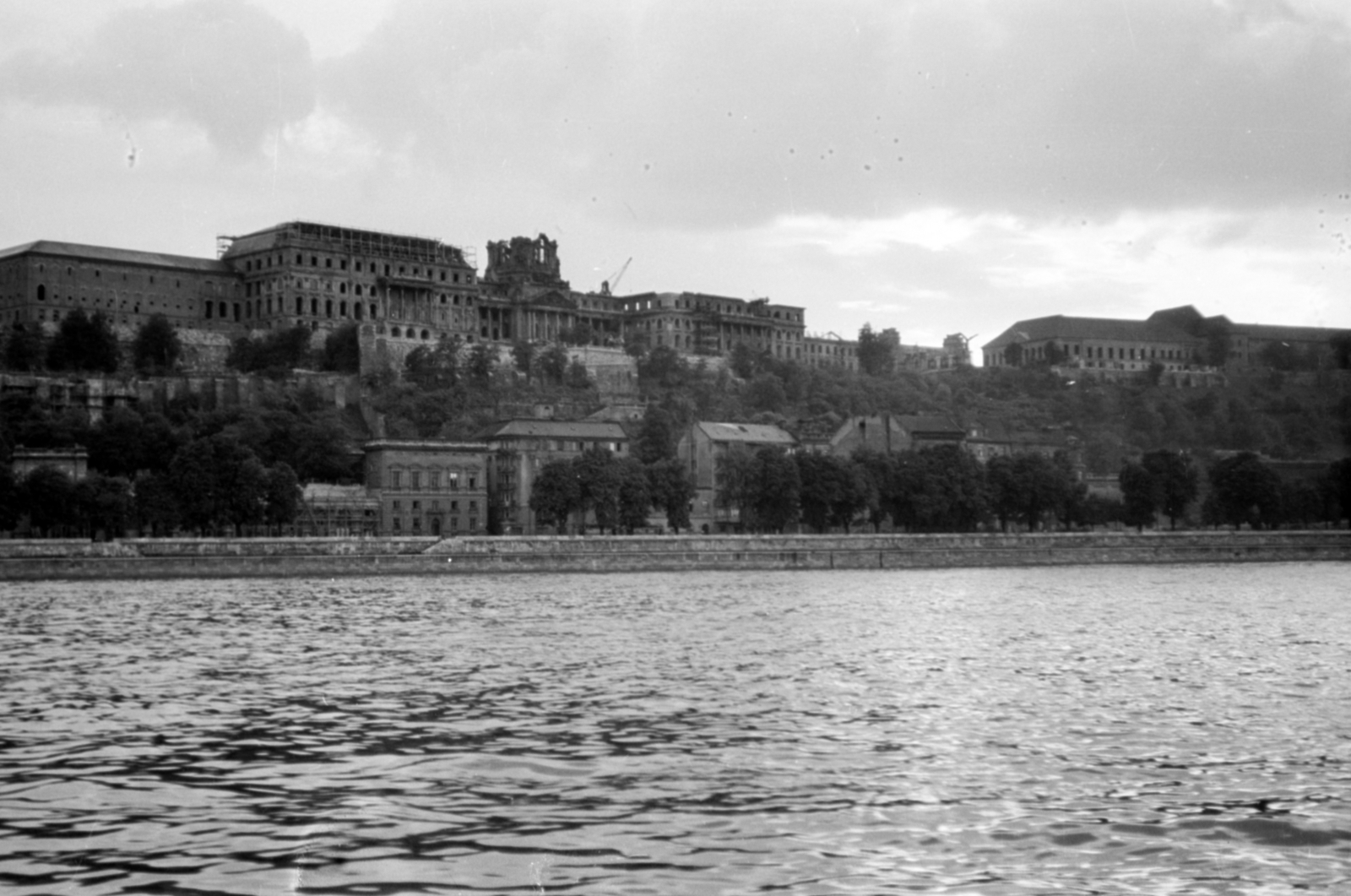 Magyarország, Budapest V.,Budapest I., a Budavári Palota (korábban Királyi Palota) egy a Vigadó téri hajóállomáson álló hajóból fényképezve., 1958, Sattler Katalin, Budapest, háborús kár, Fortepan #171297