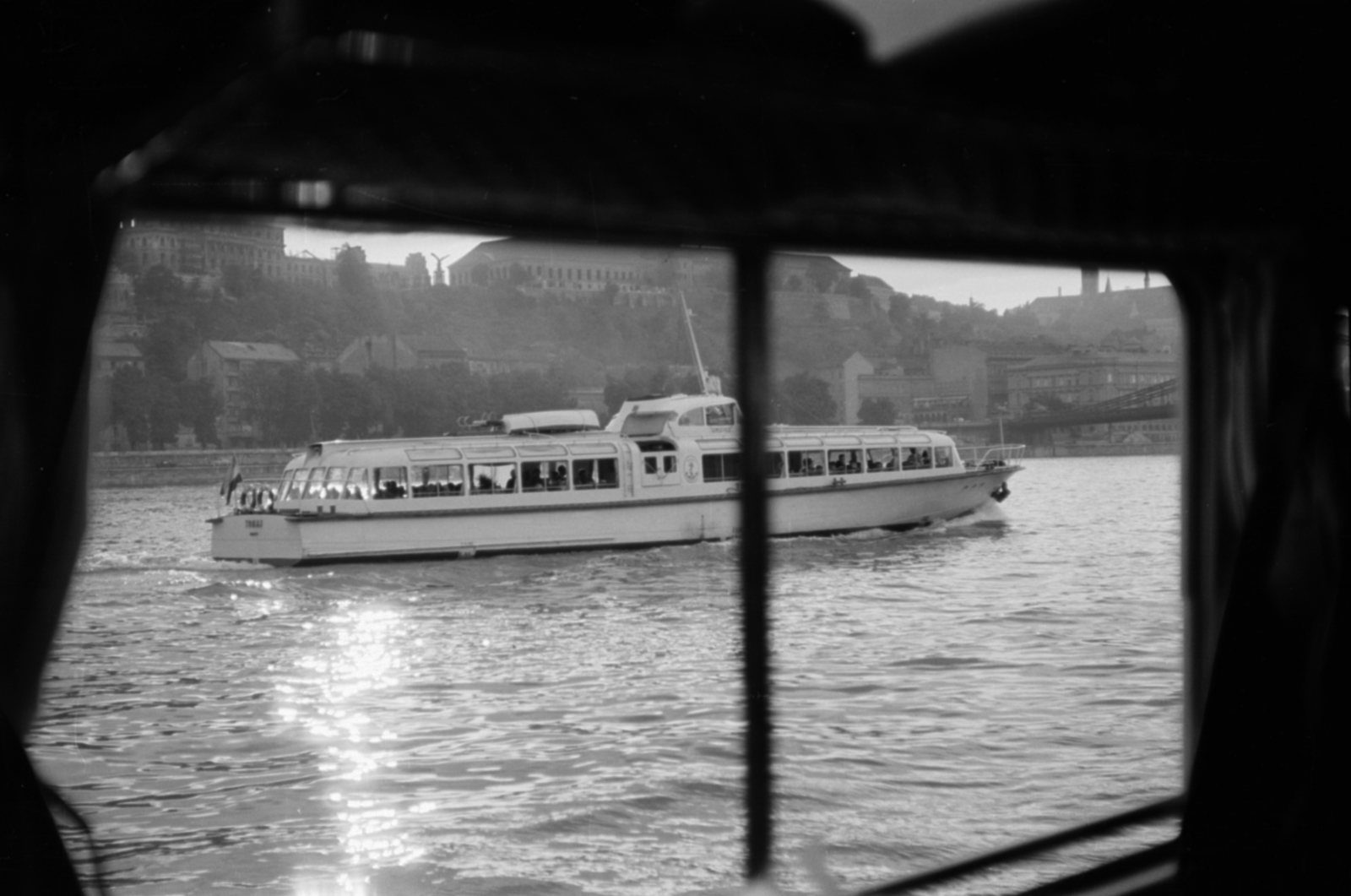 Magyarország, Budapest V.,Budapest I., a Tomaj vízibusz egy a Vigadó tér hajóállomáson álló hajóból fényképezve., 1958, Sattler Katalin, Budapest, Gemenc/Brigantin/Szemes/Rába/Tomaj hajó, Fortepan #171298
