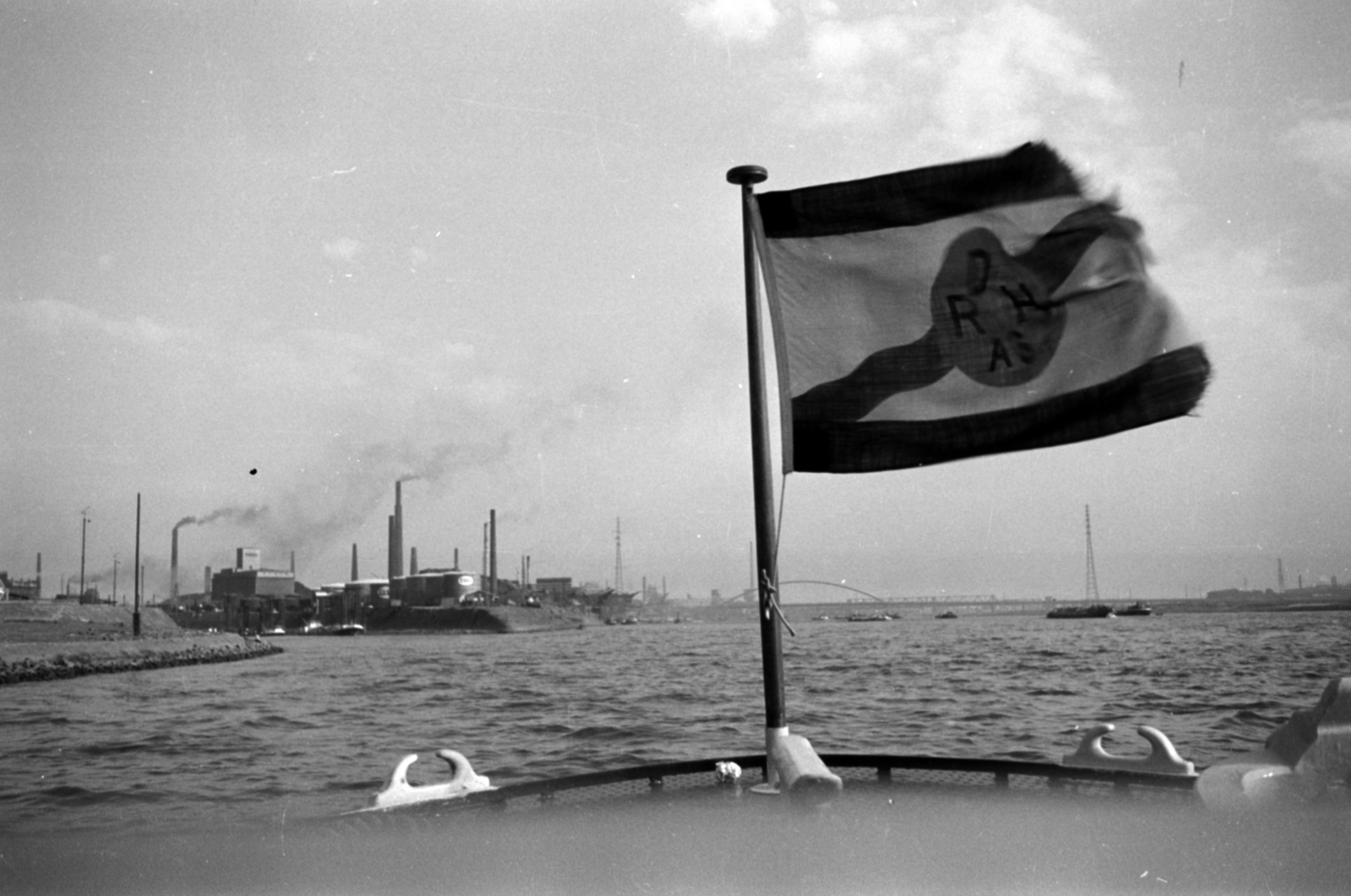 Germany, Duisburg, Rajna, háttérben a Szolidaritás-híd (Brücke der Solidarität), amögött a hochfeldi vasúti híd., 1959, Sattler Katalin, FRG, Fortepan #171316