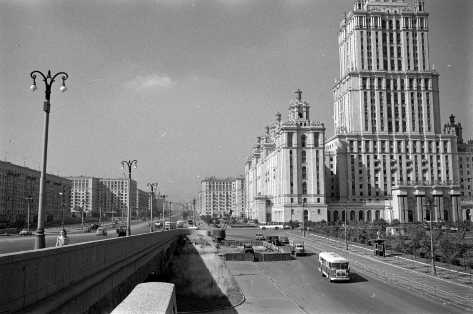 Oroszország, Moszkva, balra a Novoarbatszki (Kalinyin) híd lehajtója a Kalinyin sugárút felé, jobbra azUkrajna Szálló., 1960, Sattler Katalin, Szovjetunió, modern építészet, magasház, Fortepan #171344