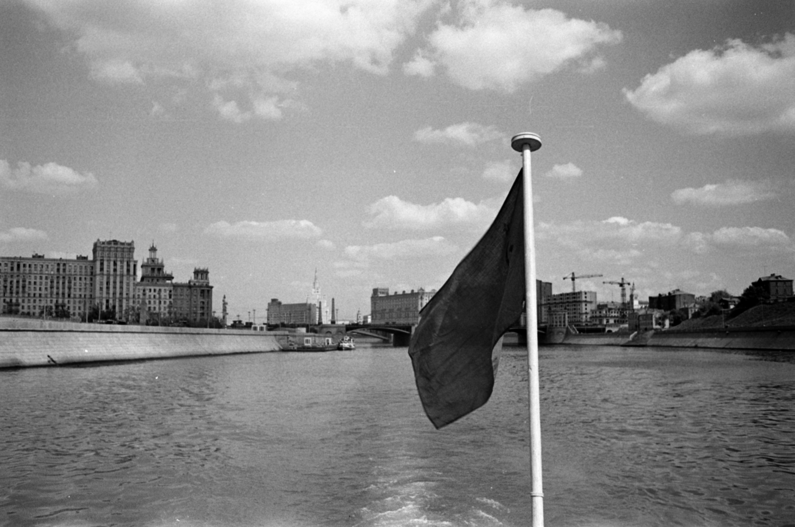 Russia, Moscow, a Moszkva folyó a Borogyinszkij híd felé nézve, balra a Berezskovszkaja rakpart., 1960, Sattler Katalin, Soviet Union, shore, Fortepan #171348