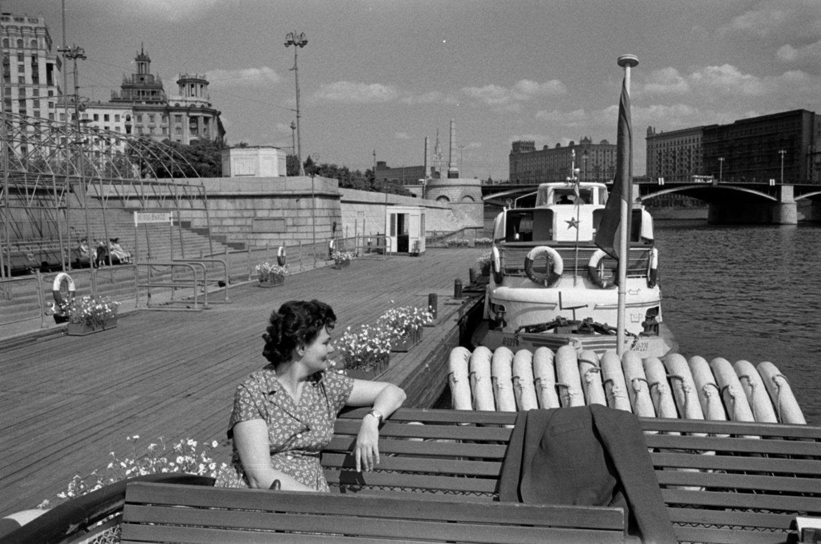 Russia, Moscow, hajóállomás a Berezskovszkaja rakpart mellett, háttérben a Borogyinszkij híd., 1960, Sattler Katalin, Soviet Union, lifebelt, Fortepan #171349