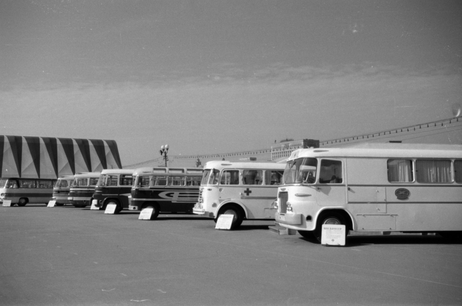 Russia, Moscow, Gorkij Park, "15 éves a felszabadult Magyarország", a Magyar Népköztársaság Ipari kiállítása., 1960, Sattler Katalin, Soviet Union, bus, Fortepan #171353