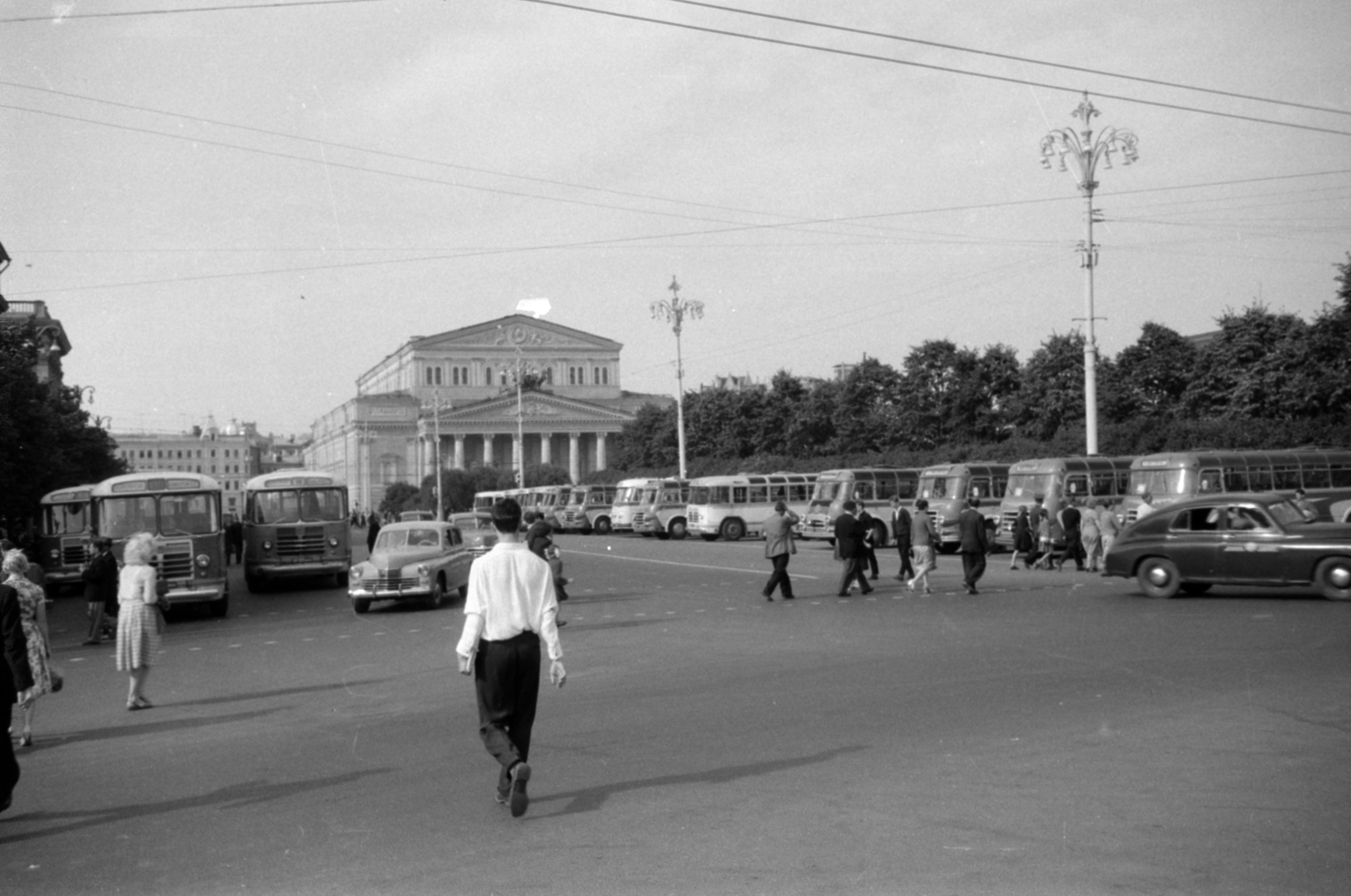 Russia, Moscow, Színház (Szverdlov) tér, háttérben a Nagyszínház (Bolsoj)., 1960, Sattler Katalin, Soviet Union, car park, Fortepan #171355