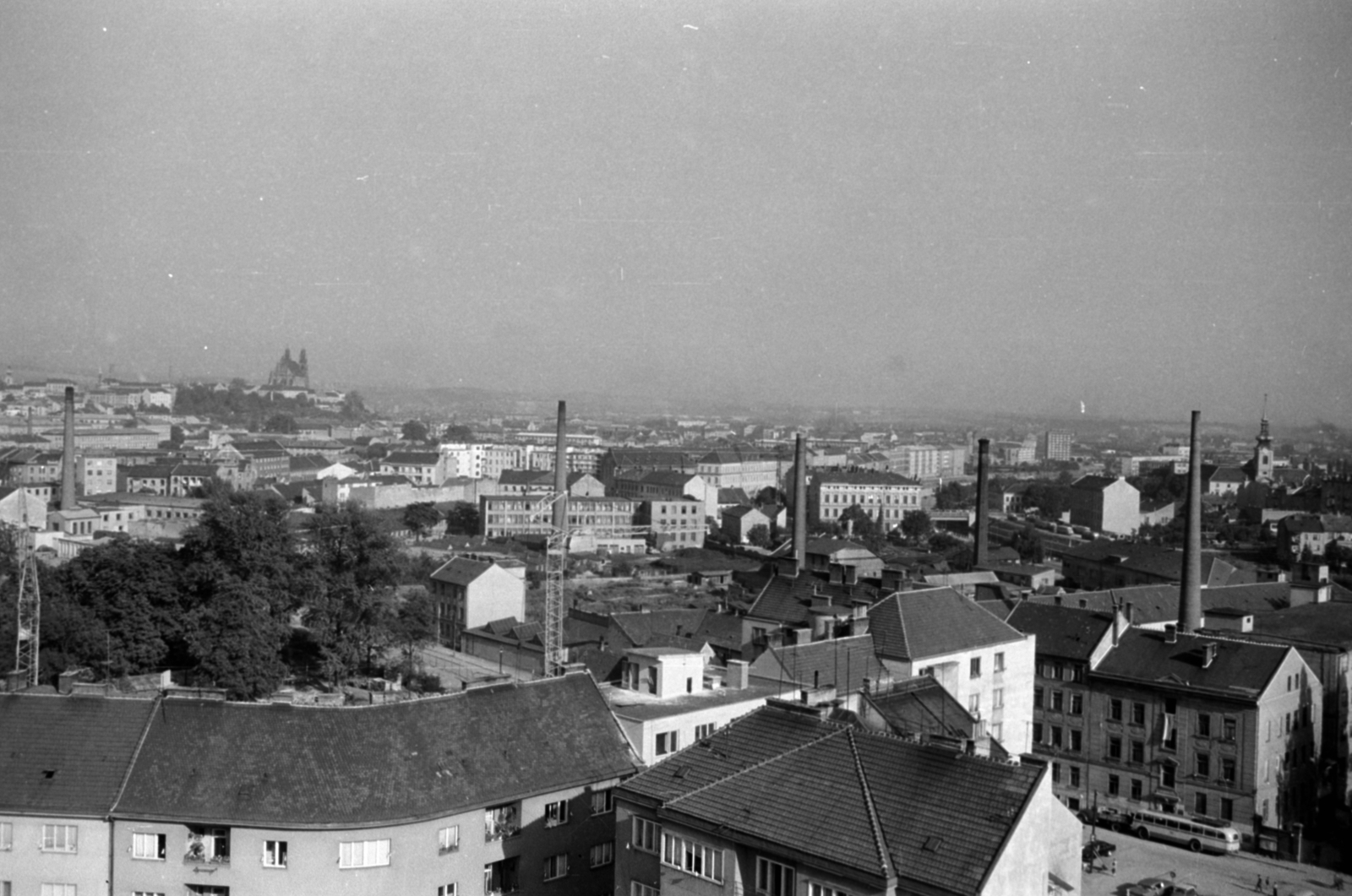 Czech Republik, Brno, kilátás a Vásárváros toronyépületéből a belváros felé. A távolban balra a dombtetőn a Szent Péter és Pál-székesegyház., 1960, Sattler Katalin, Czechoslovakia, roof, Fortepan #171382