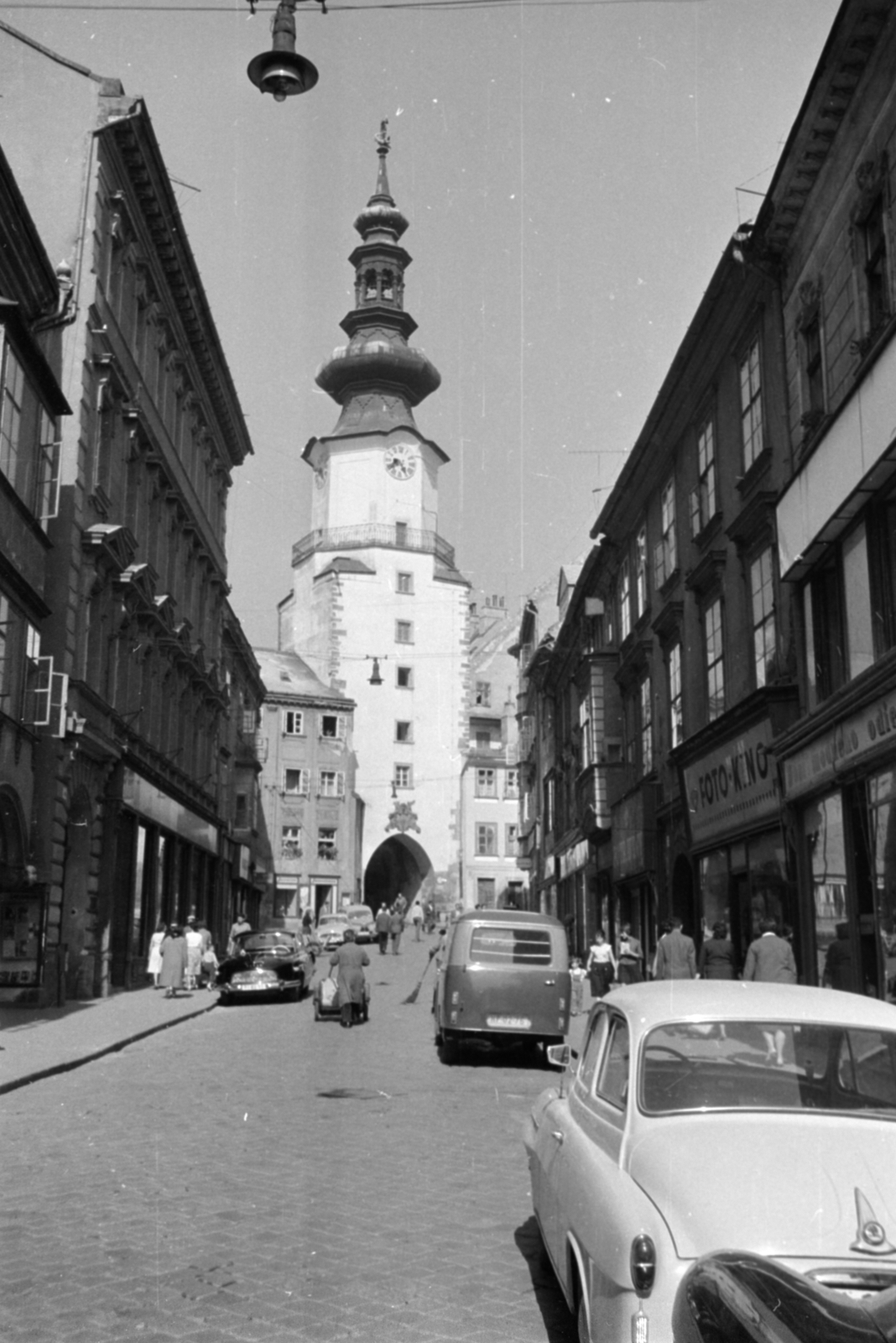 Slovakia, Bratislava, Mihály utca a Mihály-kapu felé nézve., 1960, Sattler Katalin, Czechoslovakia, church clock, street view, Fortepan #171384