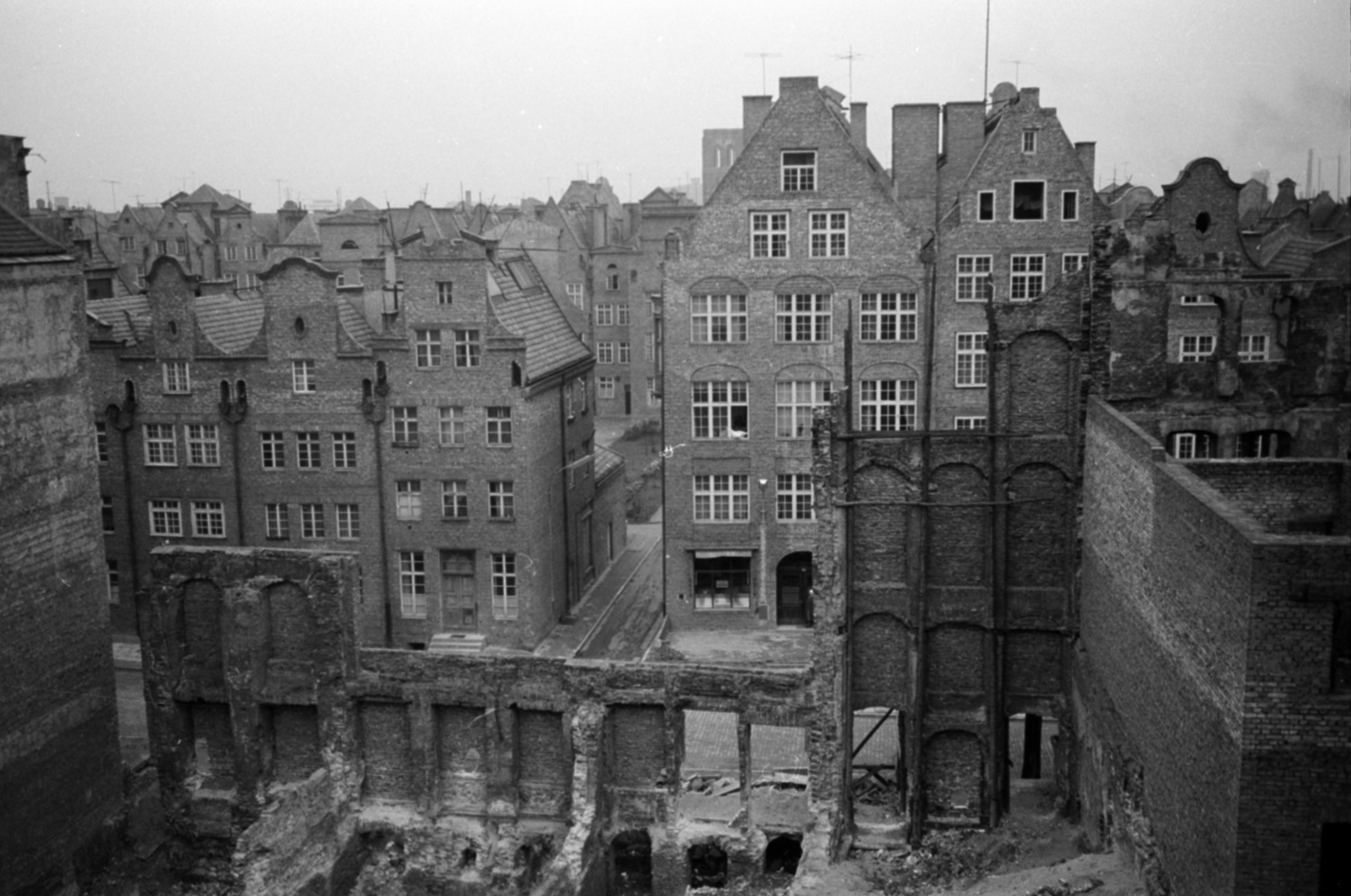 Poland, Gdańsk, kilátás a Hosszú Piac (Dlugi Targ) egyik épületéből az ulica Grząska (szemben) és az ulica Chlebnicka (keresztben) felé., 1960, Sattler Katalin, damaged building, dead window, tenement house, Fortepan #171393