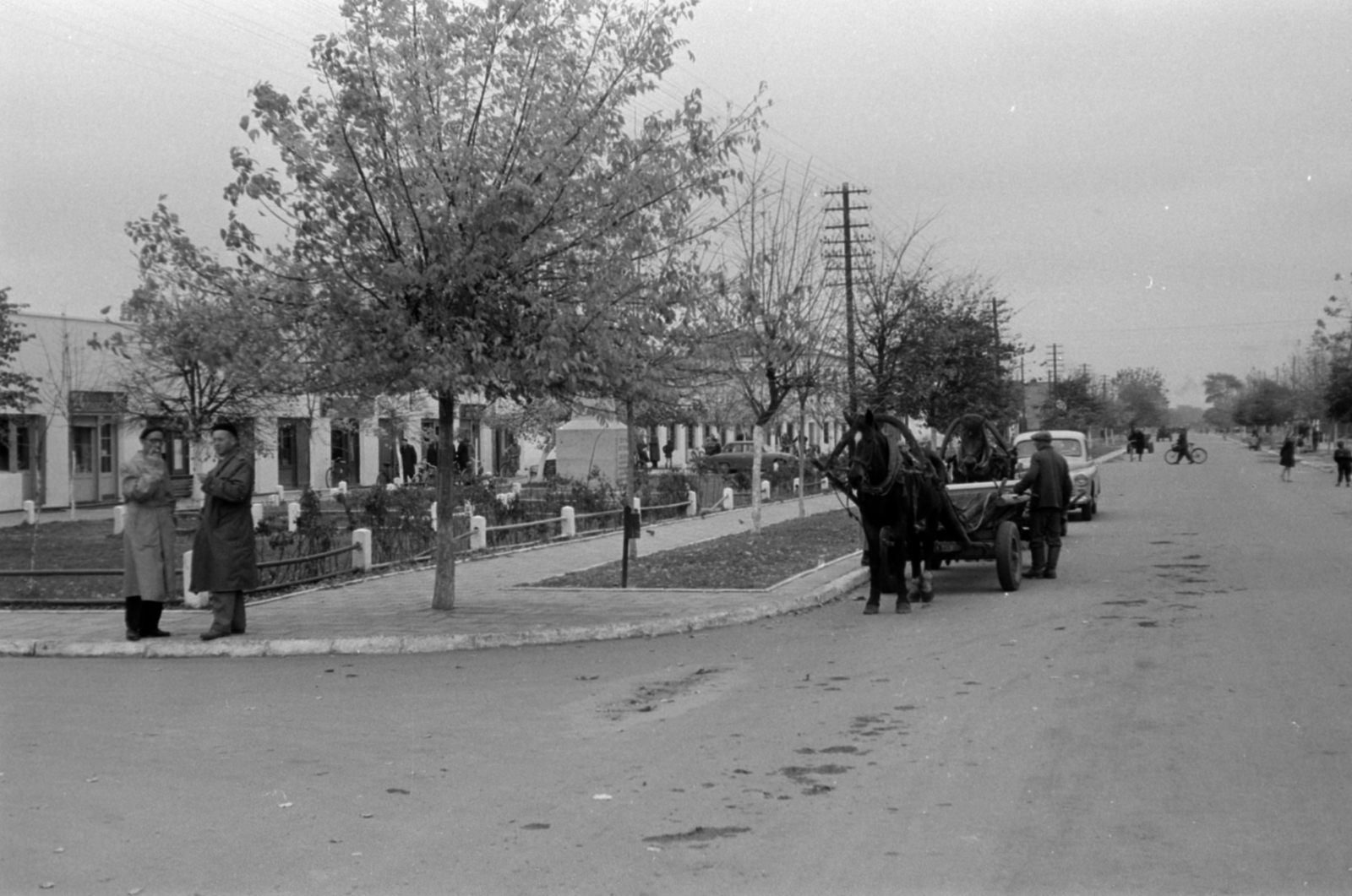 Poland, Terespol, ulica Wojska Polskiego, balra az ulica Henryka Sienkiewicza., 1960, Sattler Katalin, Horse-drawn carriage, Fortepan #171394
