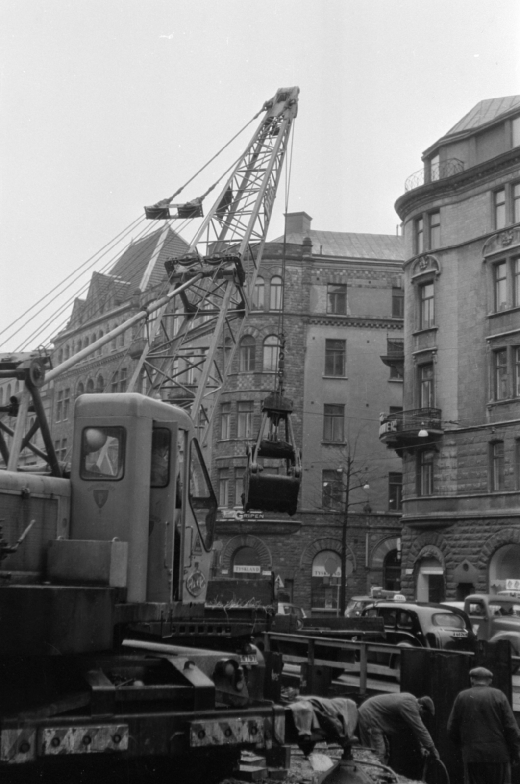 Sweden, Stockholm, Birger Jarlsgatan, középen jobbra a Mäster Samuelsgatan torkolata., 1960, Sattler Katalin, mobile crane, Fortepan #171402