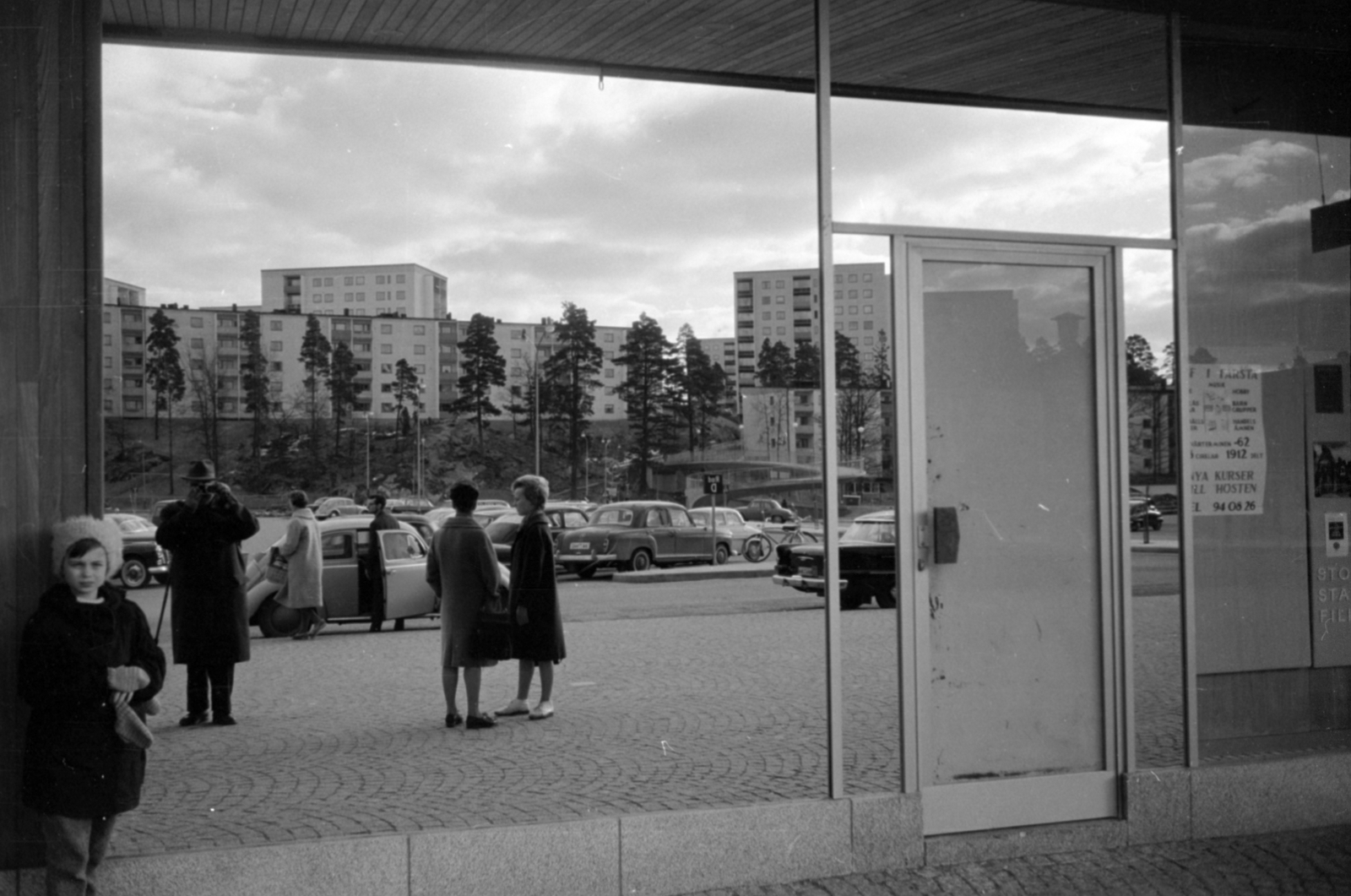Sweden, Stockholm, a Farsta városnegyed központja, Farstaplan, a portálüvegen a Molkomsbacken épületei tükröződnek., 1962, Sattler Katalin, Fortepan #171423