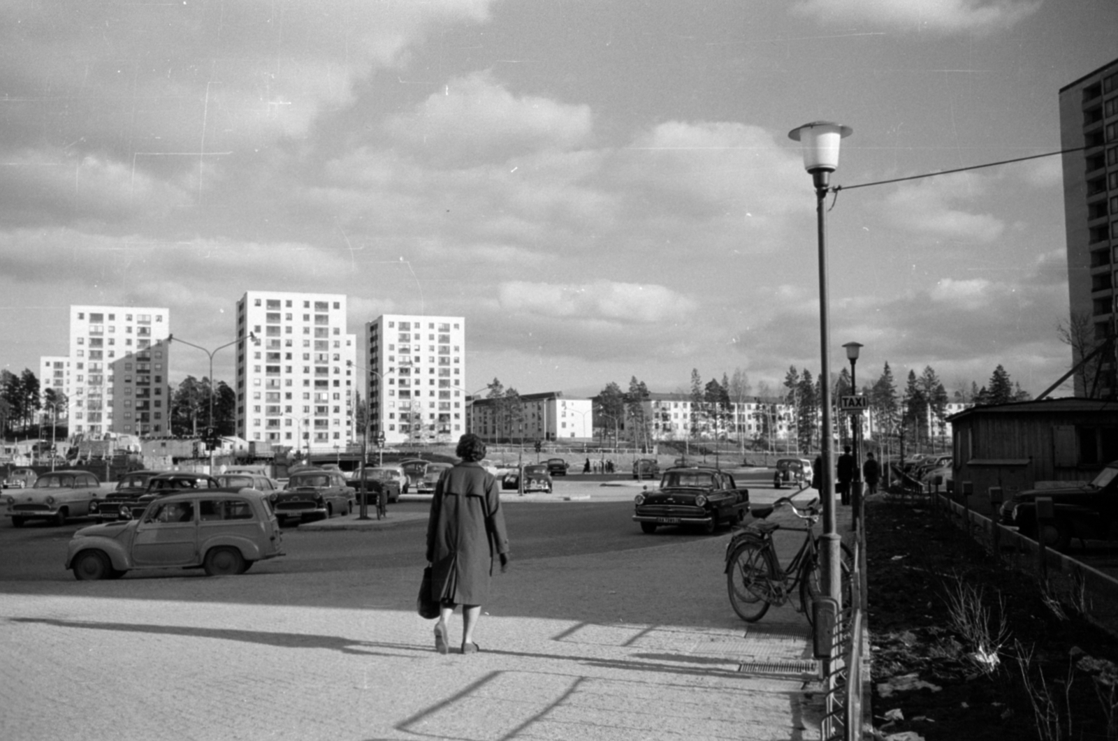 Sweden, Stockholm, a Farsta városnegyed központja, Storforsplan, balra a háttérben a Grumsgatan épületei., 1962, Sattler Katalin, bicycle, modern architecture, light, blocks, Fortepan #171425