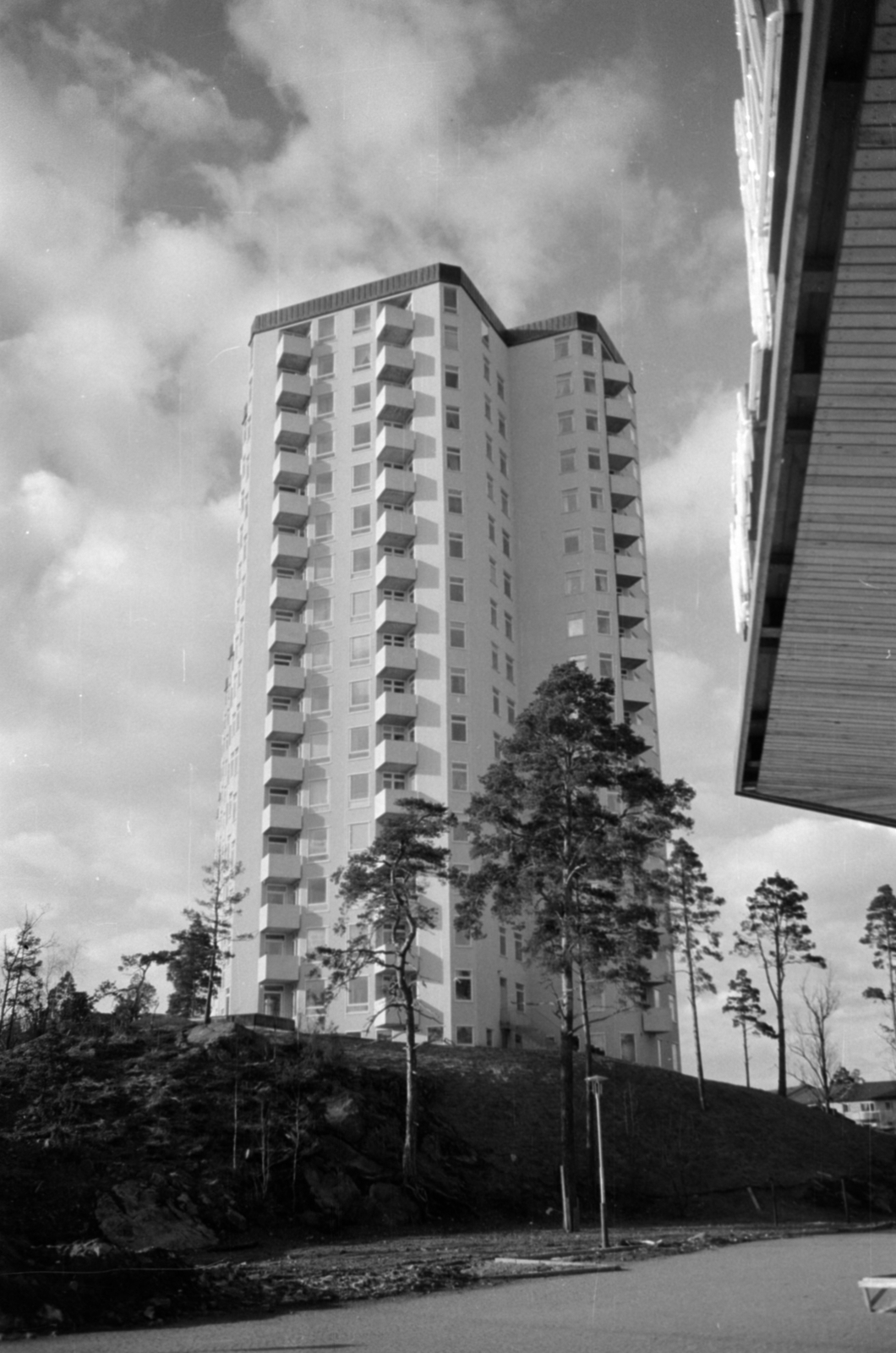 Sweden, Stockholm, Farsta városnegyed, a Farstavägen 91. számú toronyház a Centrumkyrkan felől nézve., 1962, Sattler Katalin, Fortepan #171429