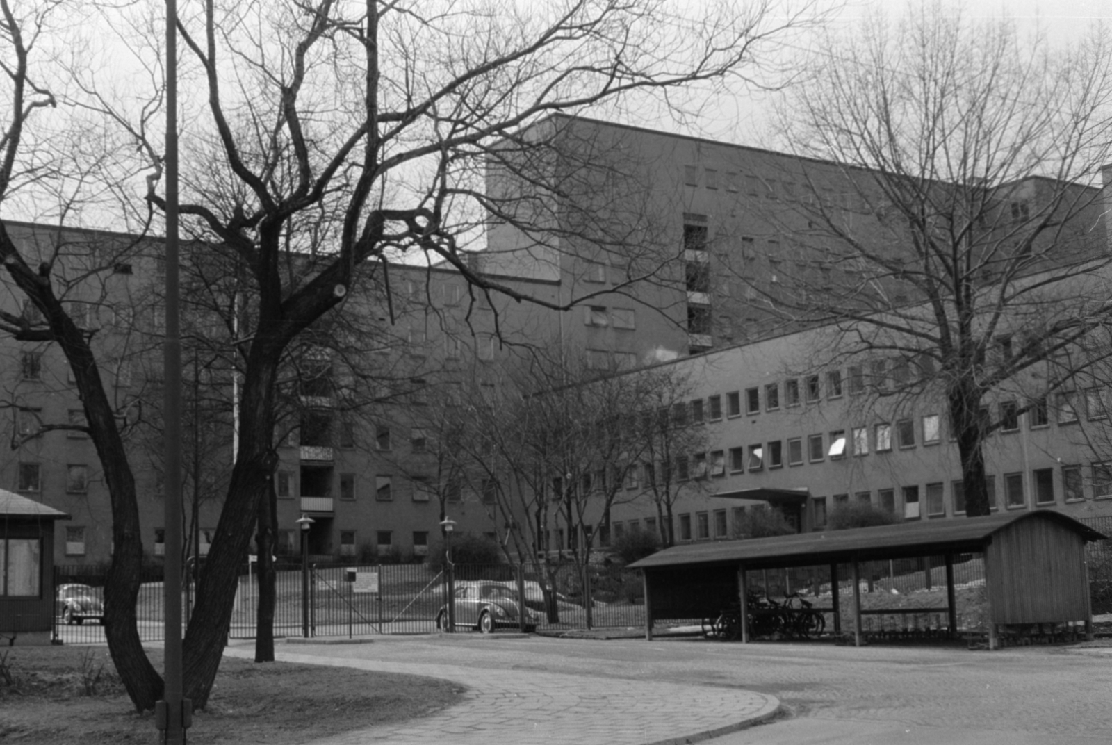 Sweden, Stockholm, a Södersjukhuset kórház egyik bejárata a Ringvägen felől., 1960, Sattler Katalin, modern architecture, bicycle holder, Fortepan #171430