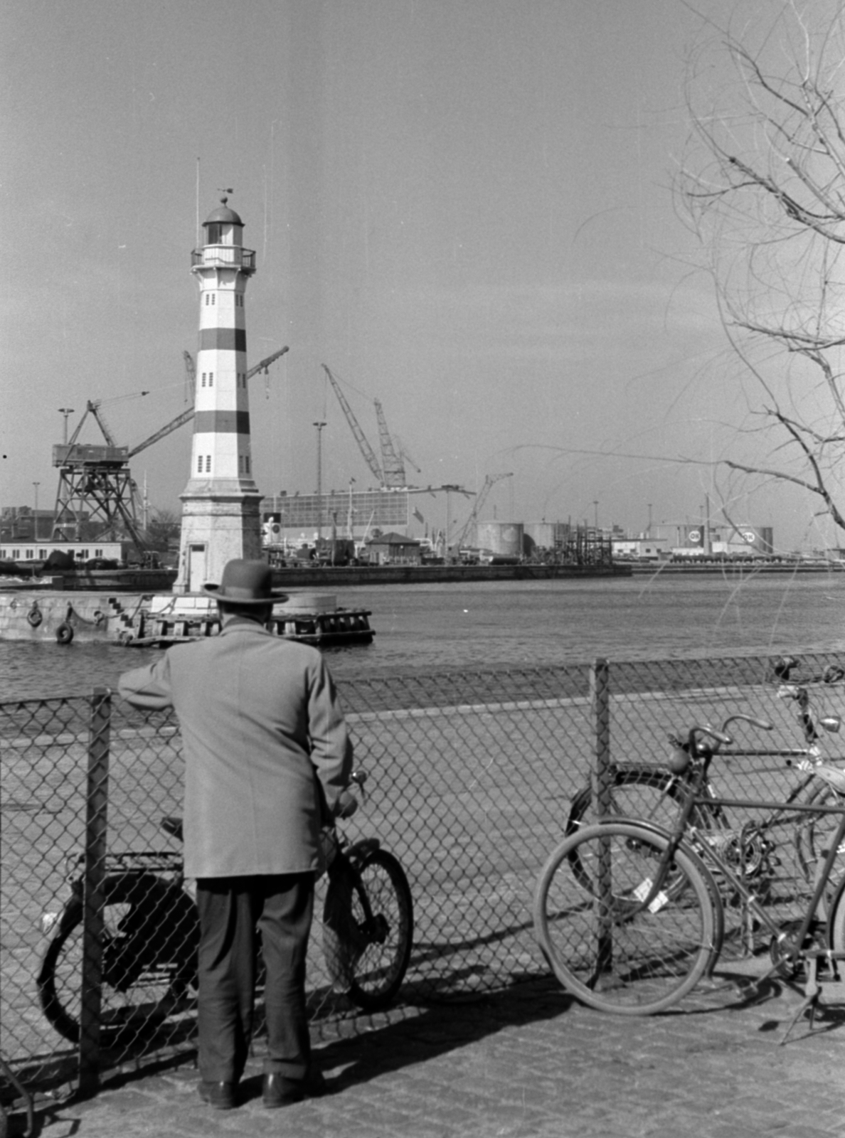 Sweden, Malmo, kikötő, balra az 1878-ban épített világítótorony., 1960, Sattler Katalin, bicycle, Fortepan #171438