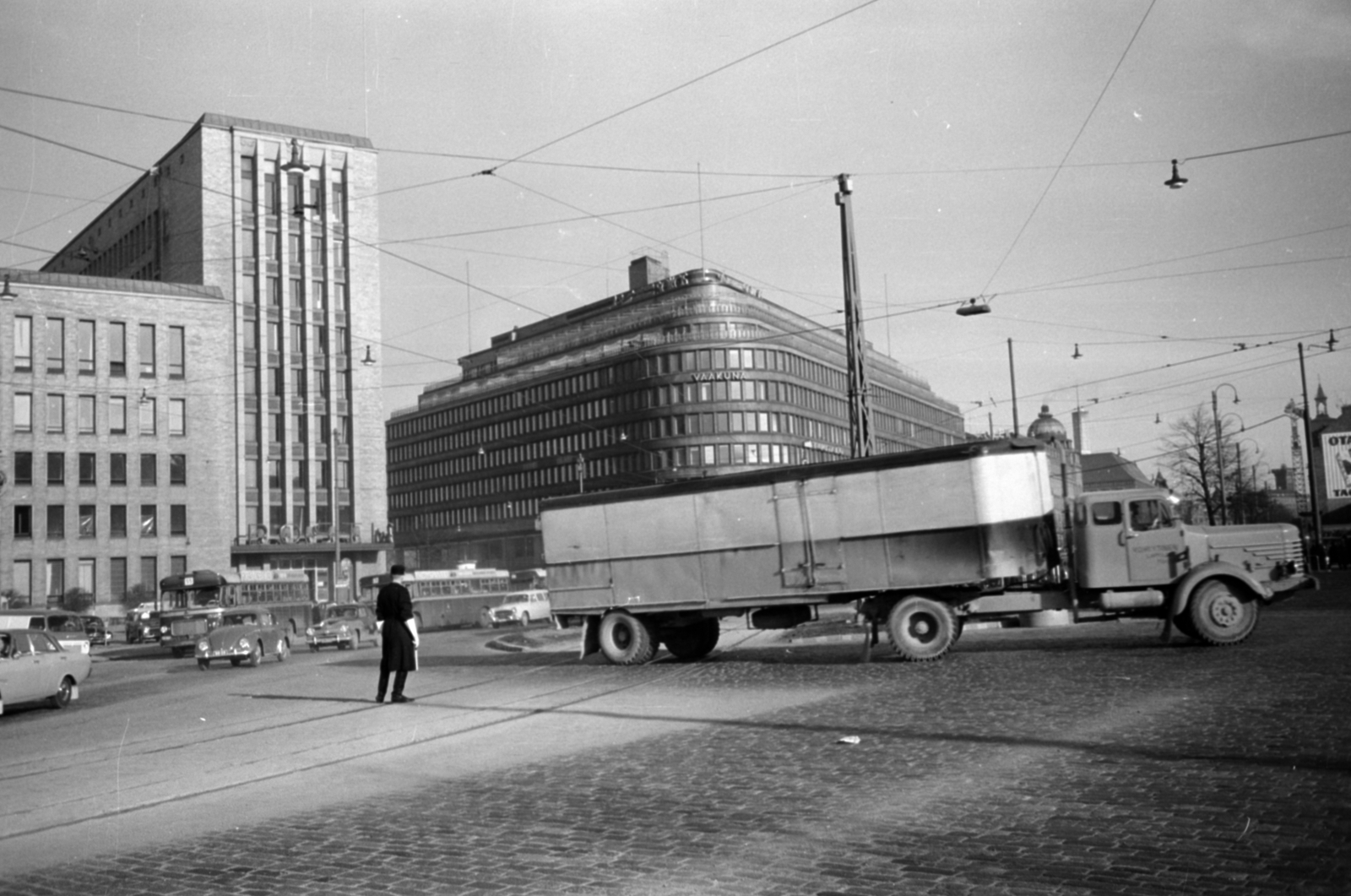 Finland, Helsinki, Mannerheimintie, szemben a Postikatu torkolata, balra a Postapalota., 1960, Sattler Katalin, commercial vehicle, aerial wire, cop, directing traffic, rails, Fortepan #171450