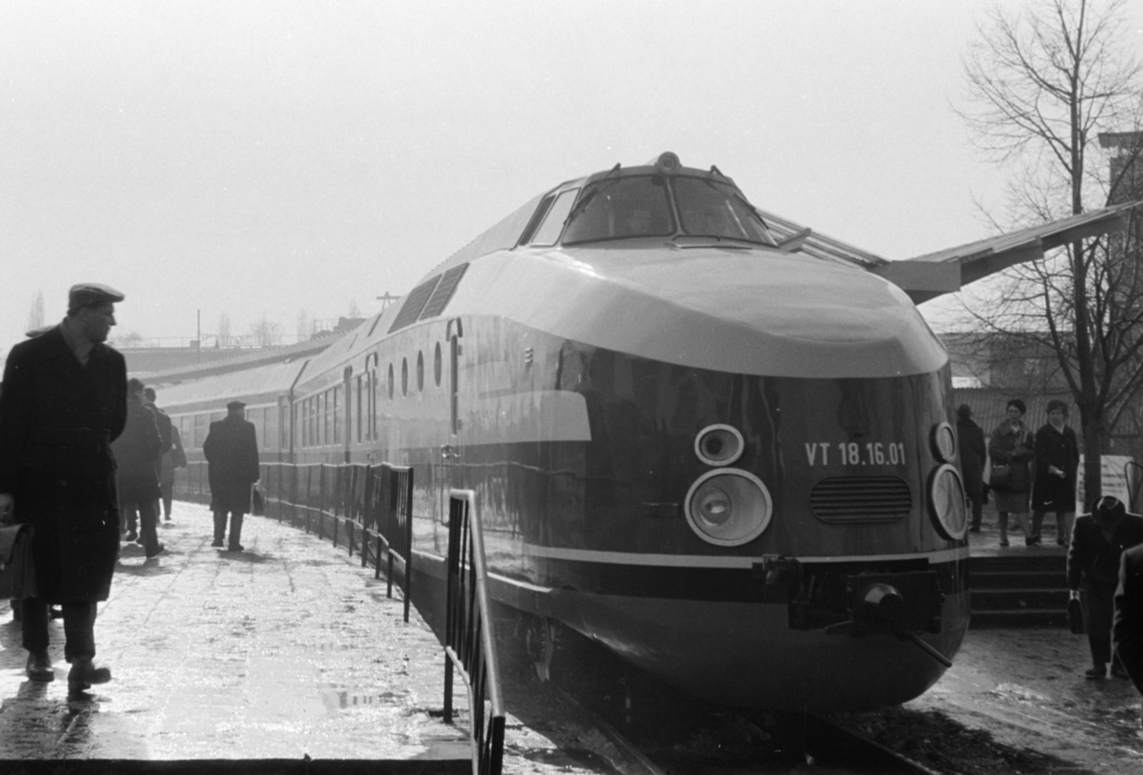 Németország, Lipcse, vásárterület, Lipcsei Vásár. A görlitzi vagongyár VT 18.16 sorozatú dízel-hidraulikus mozdonya., 1963, Sattler Katalin, NDK, DR VT 18.16 sorozat, formatervezés, vasút, Fortepan #171478