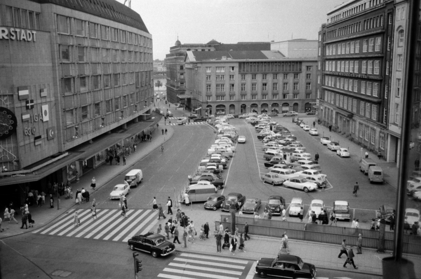 Germany, Hamburg, Gerhart-Hauptmann-Platz a Mönckebergstrasse felől nézve, szemben a Thália Színház., 1963, Sattler Katalin, Volkswagen-brand, Mercedes W120, FRG, crosswalk, Fortepan #171496