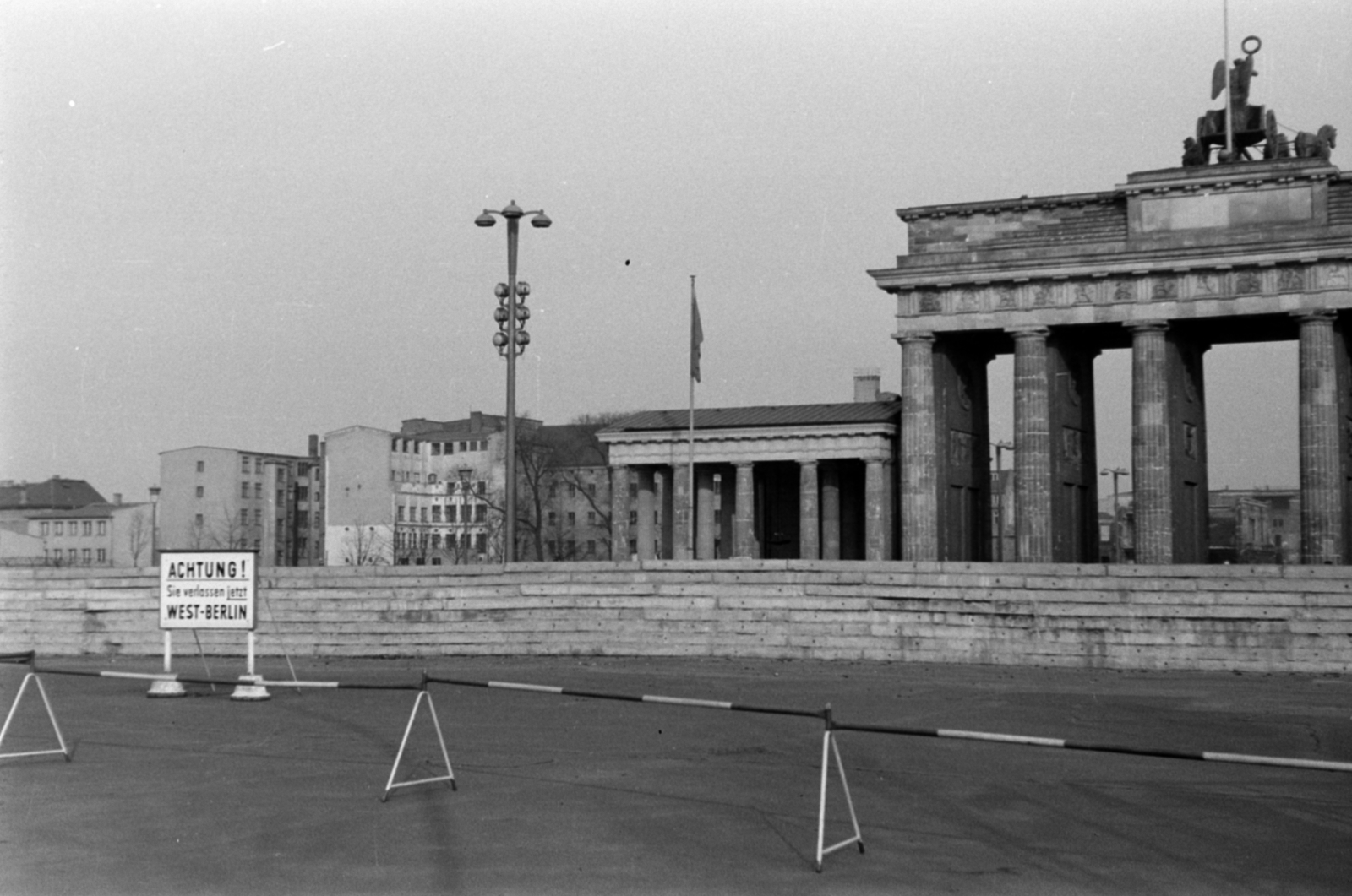 Germany, Berlin, a berlini fal és a Brandenburgi kapu Nyugat-Berlin felől., 1963, Sattler Katalin, Berlin Wall, East-Berlin, West Berlin, Fortepan #171507