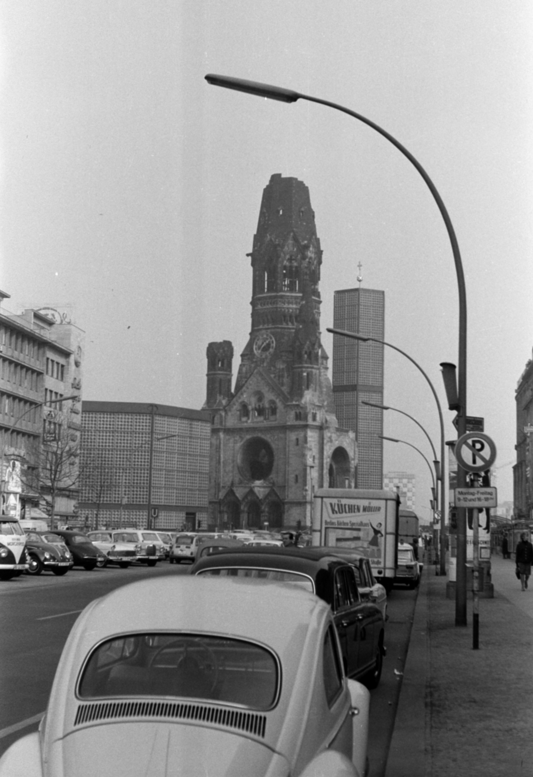 Germany, Berlin, Nyugat-Berlin, Kurfürstendamm, szemben a Vilmos császár emléktemplom (Kaiser-Wilhelm-Gedächtnis-Kirche)., 1963, Sattler Katalin, West Berlin, Volkswagen Beetle, Fortepan #171508