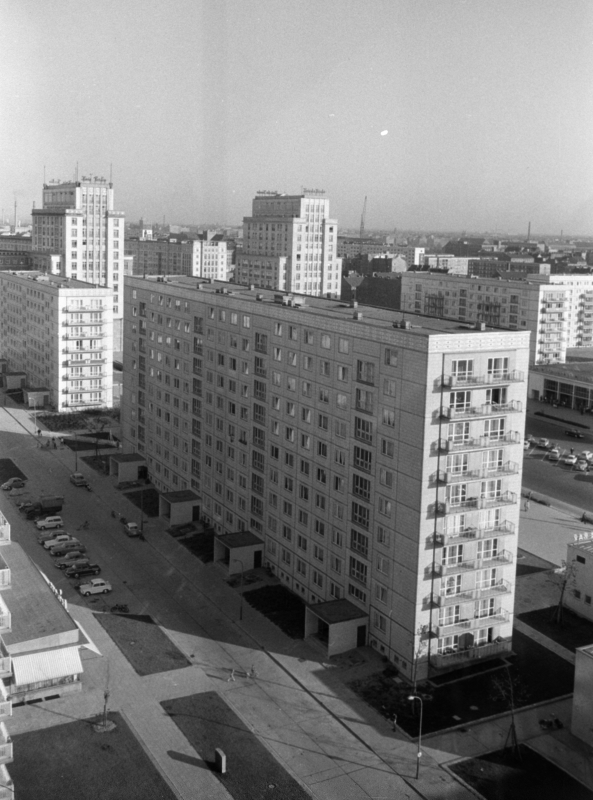 Germany, Berlin, Kelet-Berlin, előtérben a Karl-Marx-Allee 43. számú ház, háttérben a Strausberger Platz toronyházai., 1963, Sattler Katalin, GDR, Fortepan #171516