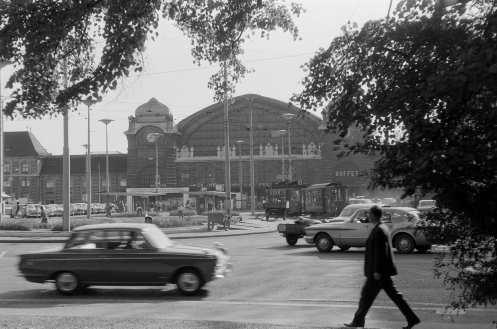 Switzerland, Basel, Nauenstrasse, szemben a Centralbahnplatz. Háttérben a Svájci Szövetségi Vasút (SBB) állomása, a Bahnhof Basel SBB., 1963, Sattler Katalin, Fortepan #171521