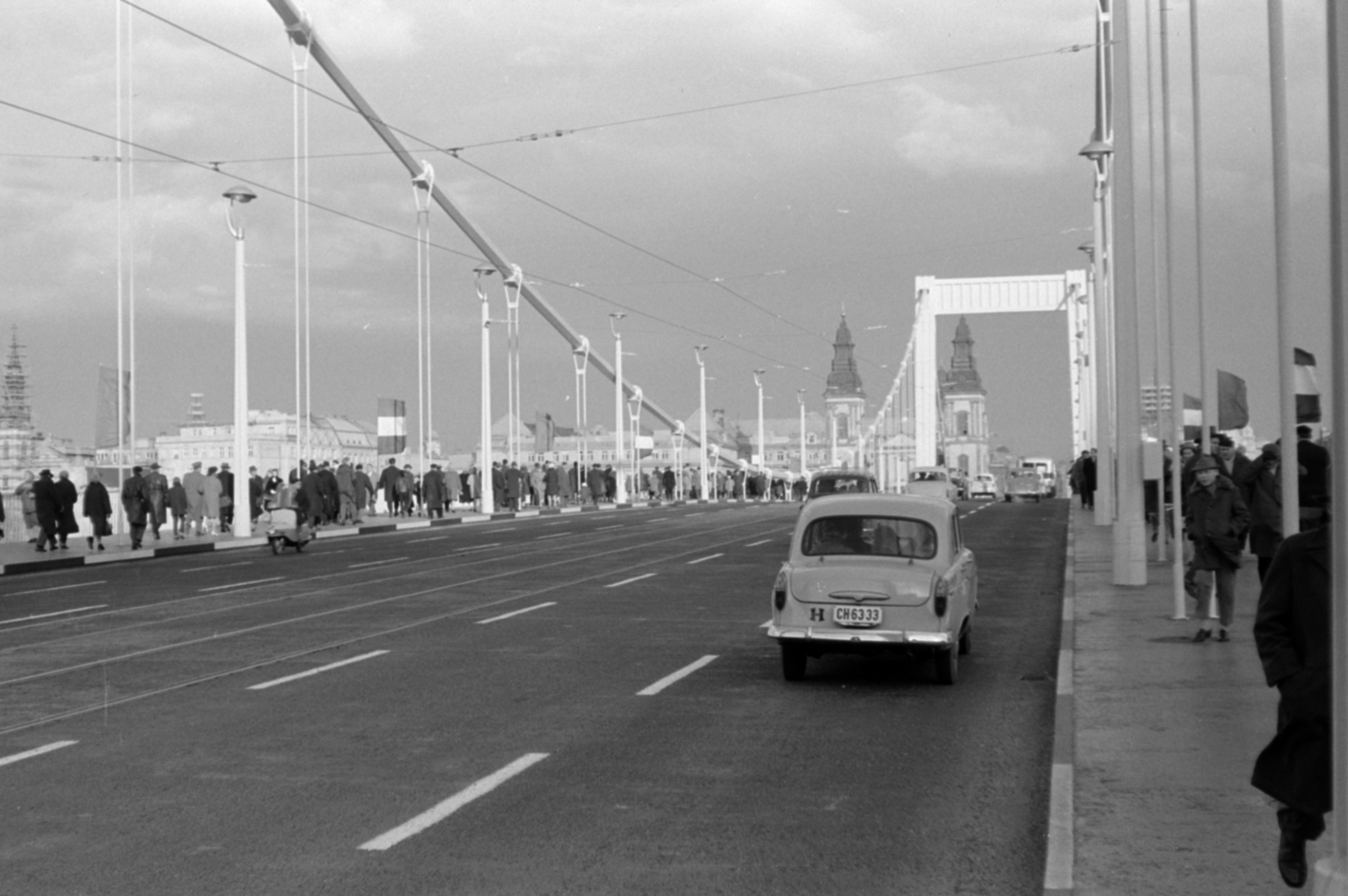 Hungary, Budapest I.,Budapest V., Erzsébet híd, szemben a pesti hídfőnél a Belvárosi templom., 1964, Sattler Katalin, Fortepan #171524