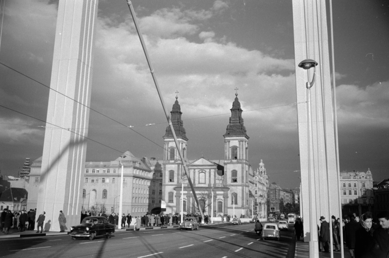 Hungary, Budapest V., Erzsébet híd, pesti hídfő, szemben a Belvárosi templom., 1964, Sattler Katalin, Budapest, Fortepan #171525