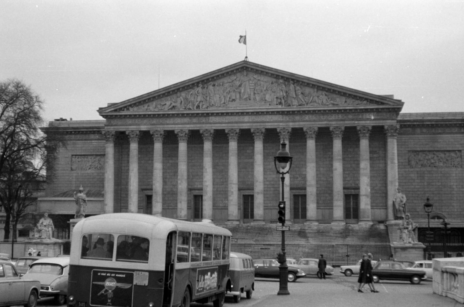France, Paris, a Bourbon-palota (a francia Nemzetgyűlés épülete) a Pont de la Concorde felől., 1964, Sattler Katalin, Fortepan #171527