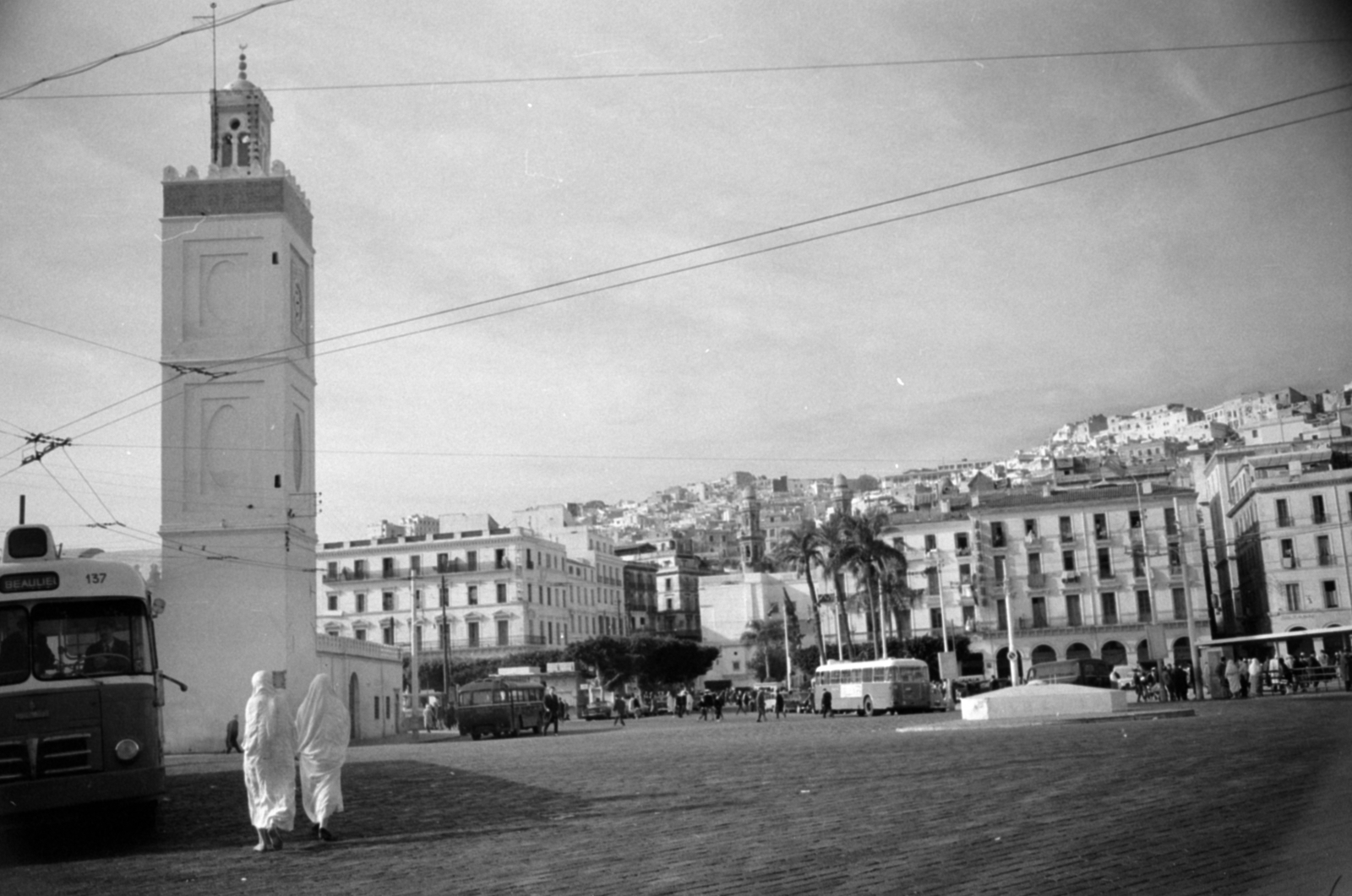 Algiers, Algiers, Rue El Mourabitoune a Place des Martyrs felé nézve, balra z Új Mecset (Dzsama El Dzsedid) minaretje., 1964, Sattler Katalin, Fortepan #171534