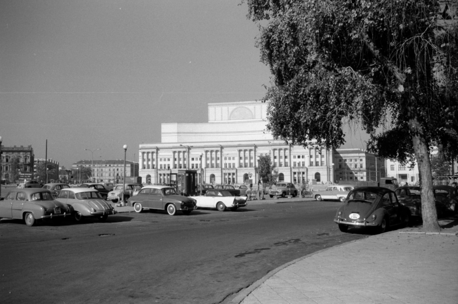 Lengyelország, Varsó, Plac marszalka Józefa Piłsudskiego (Zwycięstwa), háttérben a Nagyszínház (Teatr Wielki) hátsó frontja., 1966, Sattler Katalin, Fortepan #171550