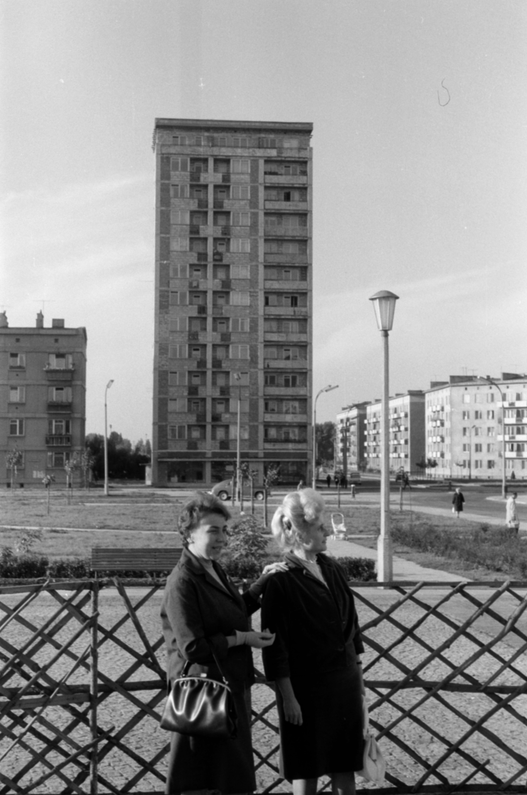 Poland, Warsaw, a felvétel az 1943-as varsói gettófelkelés áldozatainak emlékműve mellett készült. Háttérben az ulica Zamenhof 13. számú ház., 1966, Sattler Katalin, Fortepan #171551