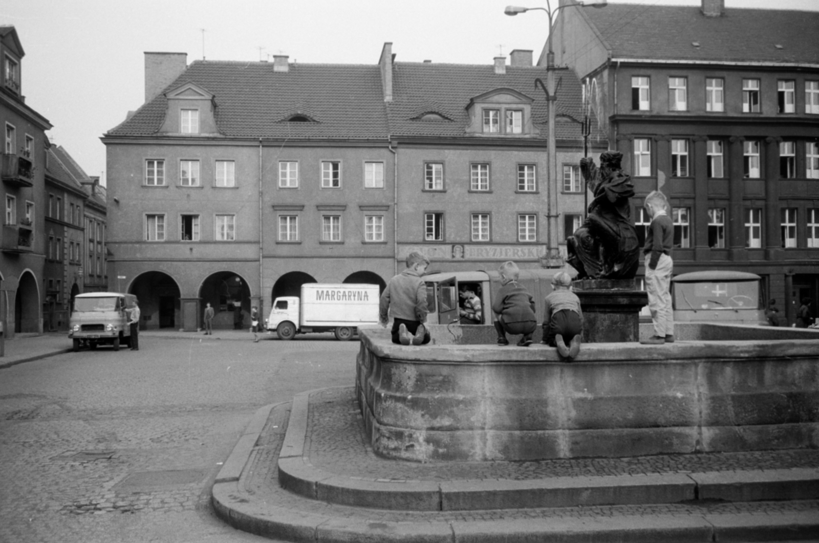 Poland, Gliwice, Rynek, Neptun szökőkút. Balra a háttérben az ulica Krótka torkolata., 1966, Sattler Katalin, Fortepan #171553