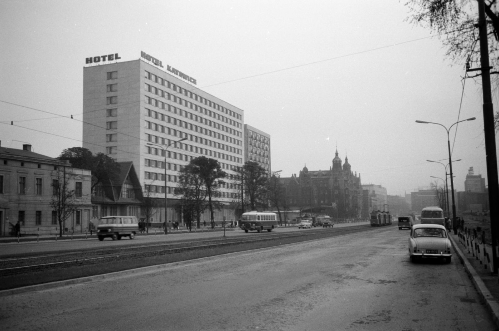 Poland, Katowice, Aleja Korfantego Wojciecha (ulica Armii Czerwonej) a Rynek felé nézve, szemben a Hotel Katowice., 1966, Sattler Katalin, Fortepan #171557