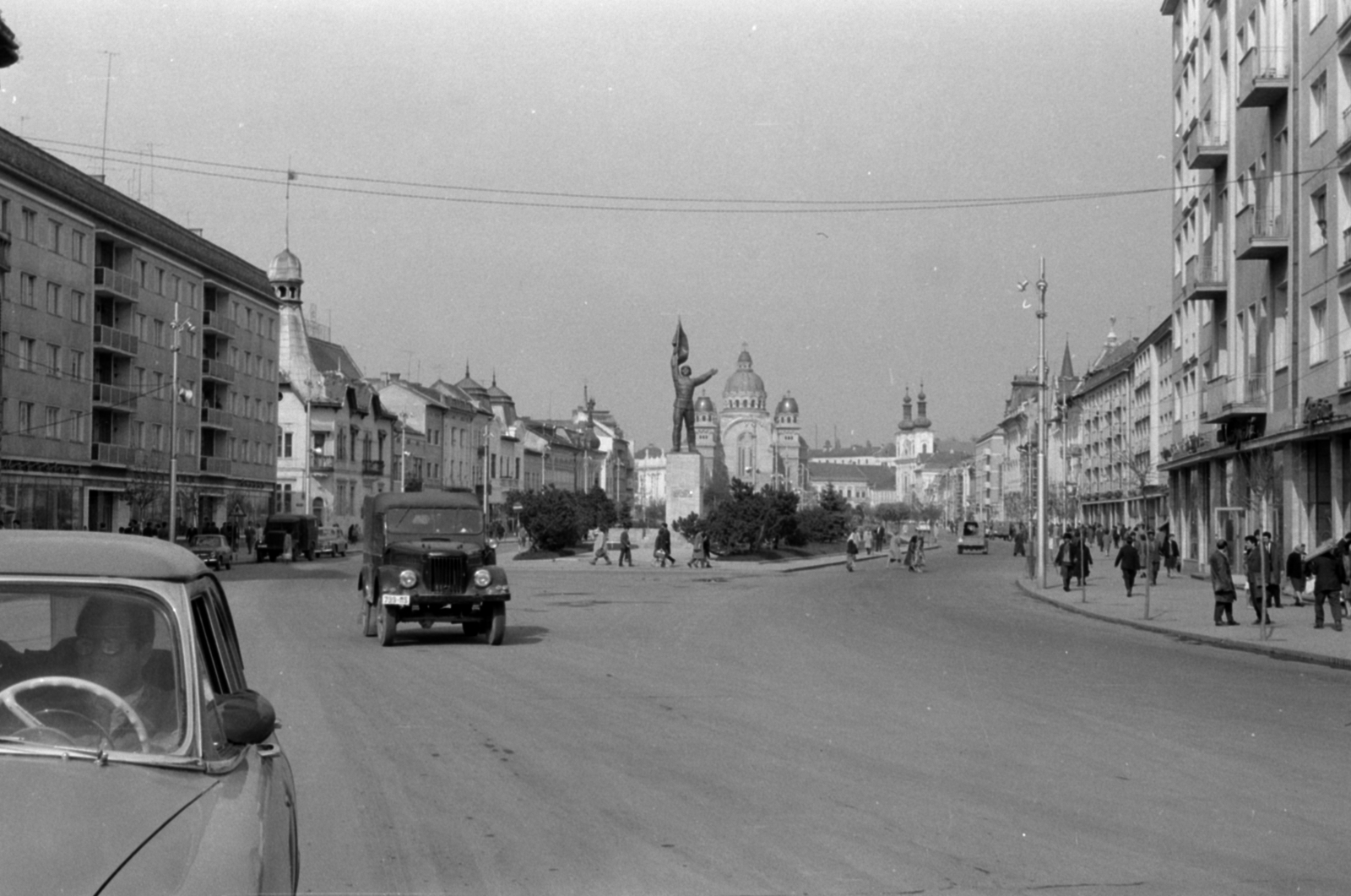 Romania,Transylvania, Târgu Mureș, Rózsák tere (Piata Trandafirilor). Szemben Avram Iancu alkotása, Az ismeretlen katona szobra, mögötte az Ortodox Székesegyház, jobbra a Keresztelő Szent János-templom., 1964, Sattler Katalin, Fortepan #171561