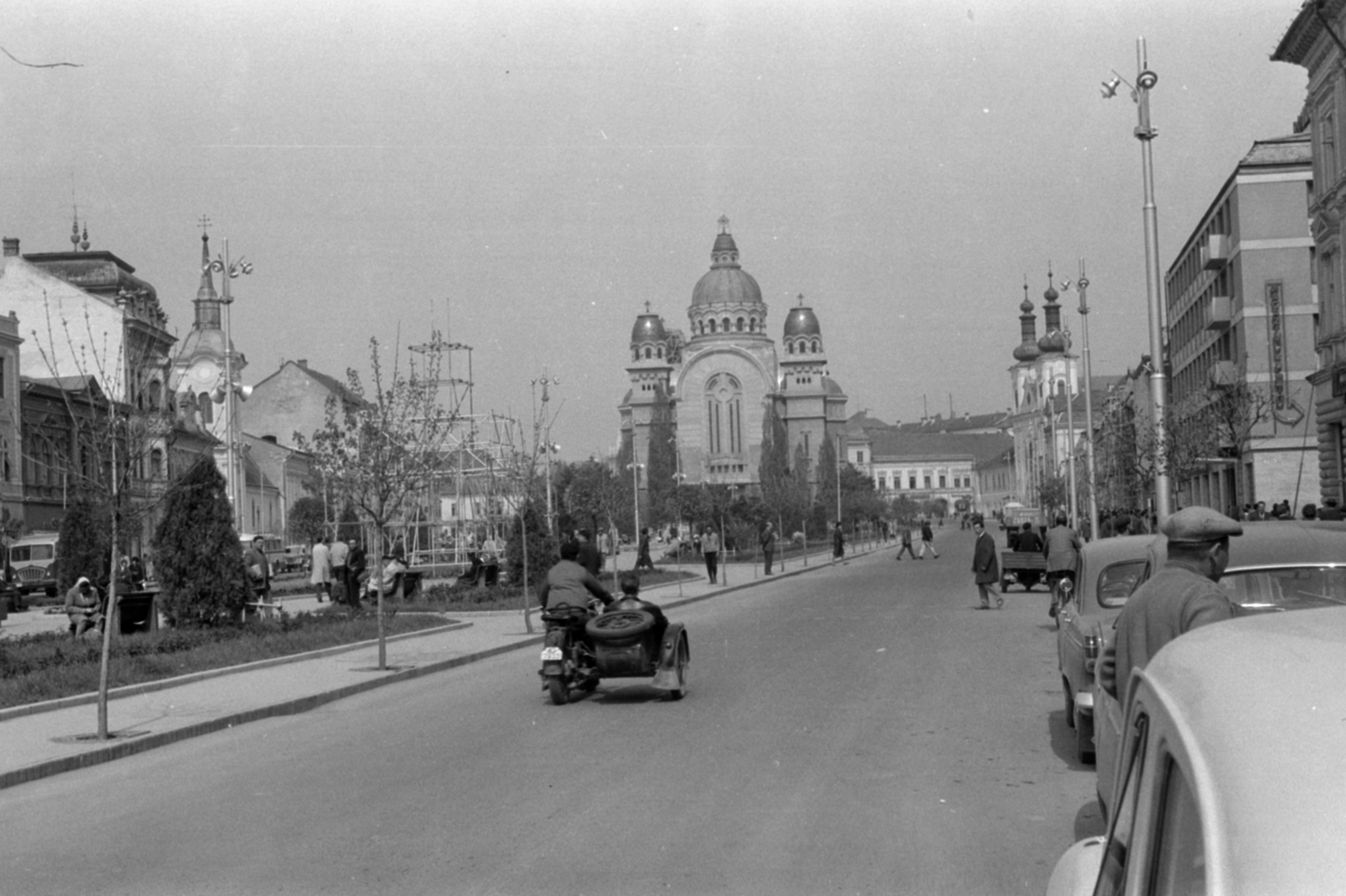 Romania,Transylvania, Târgu Mureș, Rózsák tere (Piata Trandafirilor), balra a Ferencesek tornya, szemben az Ortodox Székesegyház, jobbra a Keresztelő Szent János-templom., 1964, Sattler Katalin, Fortepan #171562