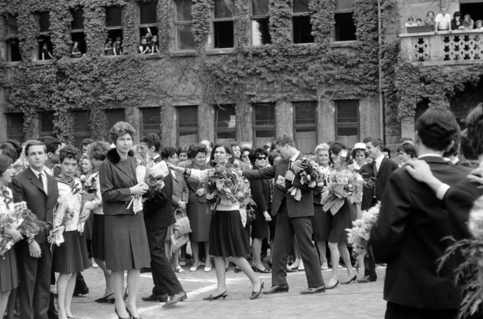 Hungary, Budapest II., Lorántffy Zsuzsanna utca 3., Móricz Zsigmond Gimnázium (később Baár-Madas Református Gimnázium, Általános Iskola és Diákotthon). Gimnazisták ballagása., 1965, Sattler Katalin, Budapest, Fortepan #171564