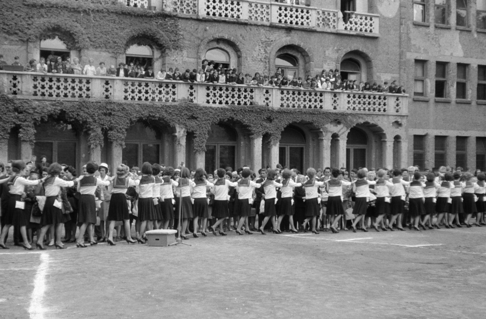 Magyarország, Budapest II., Lorántffy Zsuzsanna utca 3., Móricz Zsigmond Gimnázium (később Baár-Madas Református Gimnázium, Általános Iskola és Diákotthon). Gimnazisták ballagása., 1965, Sattler Katalin, Budapest, Medgyaszay István-terv, Fortepan #171565