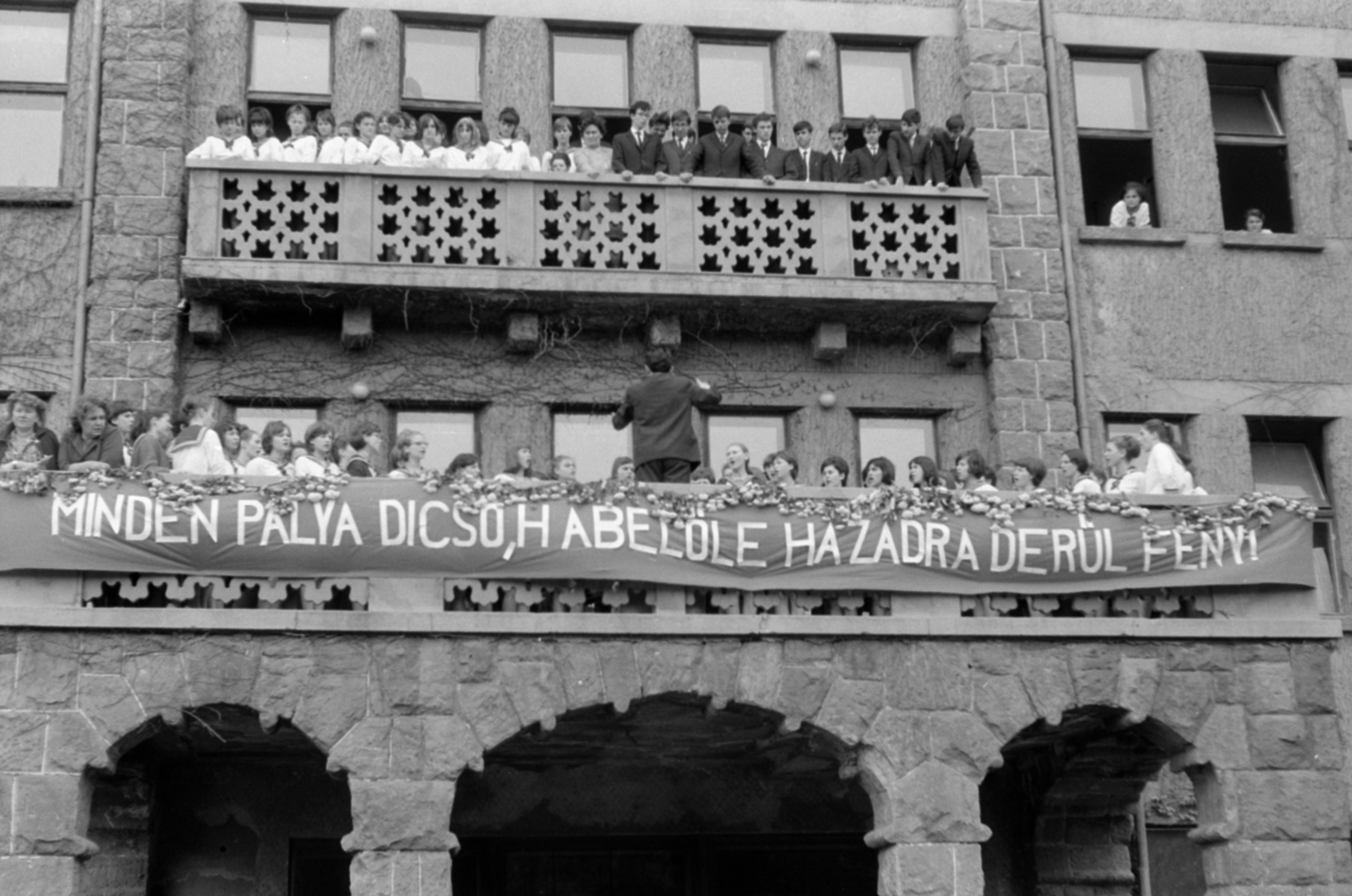 Hungary, Budapest II., Lorántffy Zsuzsanna utca 3., Móricz Zsigmond Gimnázium (később Baár-Madas Református Gimnázium, Általános Iskola és Diákotthon). Gimnazisták ballagása., 1965, Sattler Katalin, Budapest, Fortepan #171567